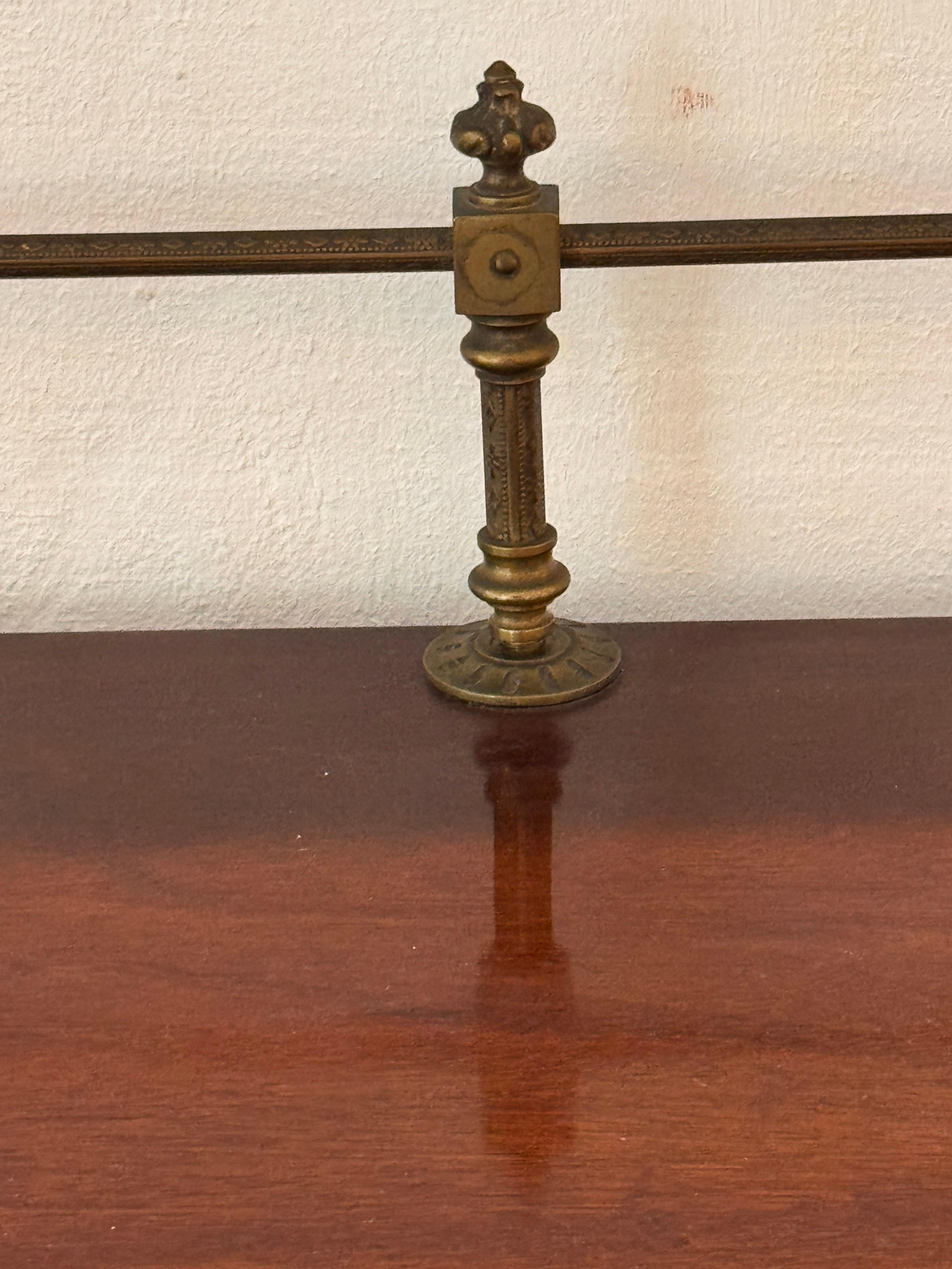 Server inglese Regency in mogano con galleria d'ottone in vendita 3