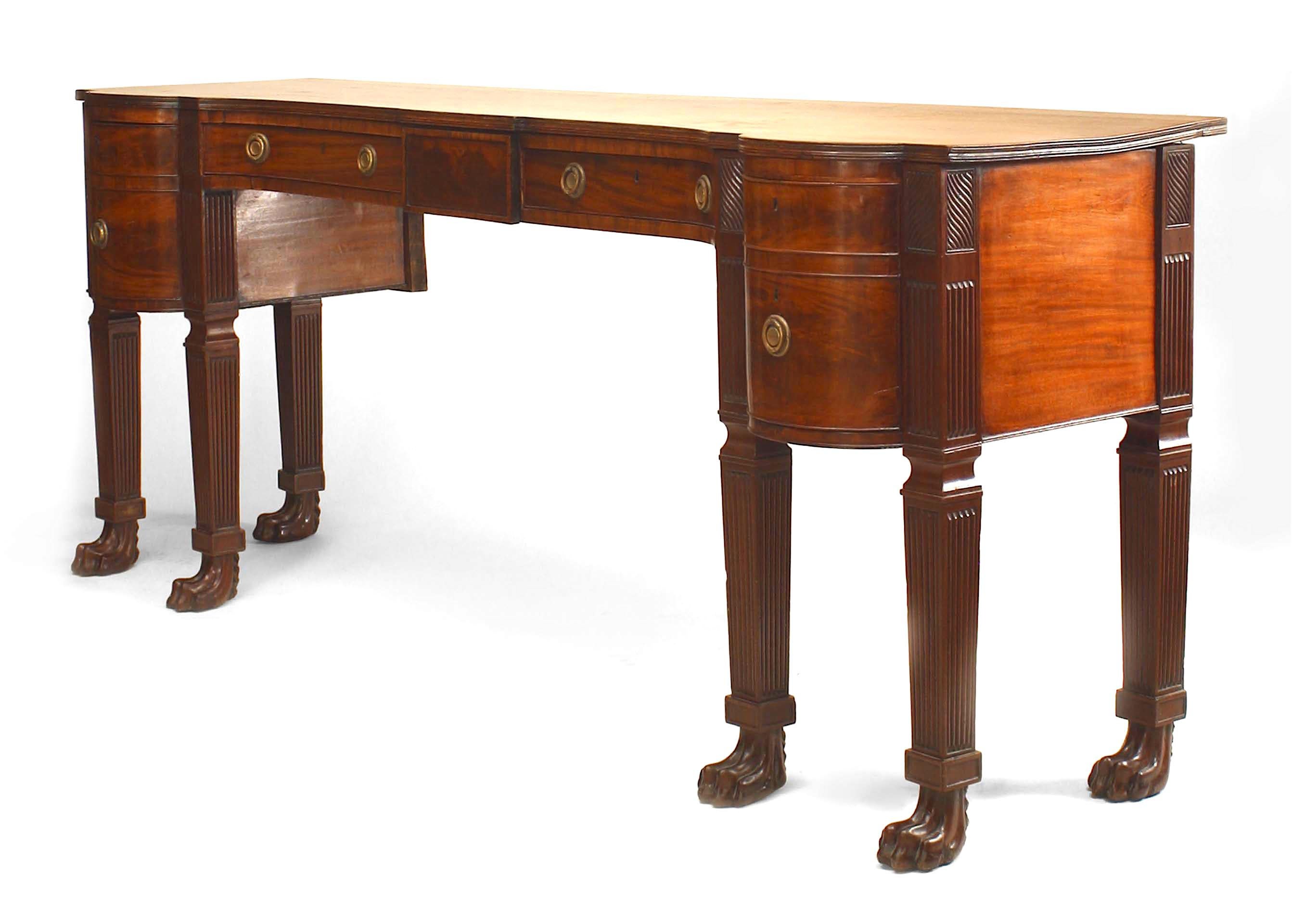 Credenza inglese Regency in mogano con 3 cassetti centrati tra cassetti ad arco e sostenuti da 6 gambe quadrate scanalate con piedi a zampa di leone.