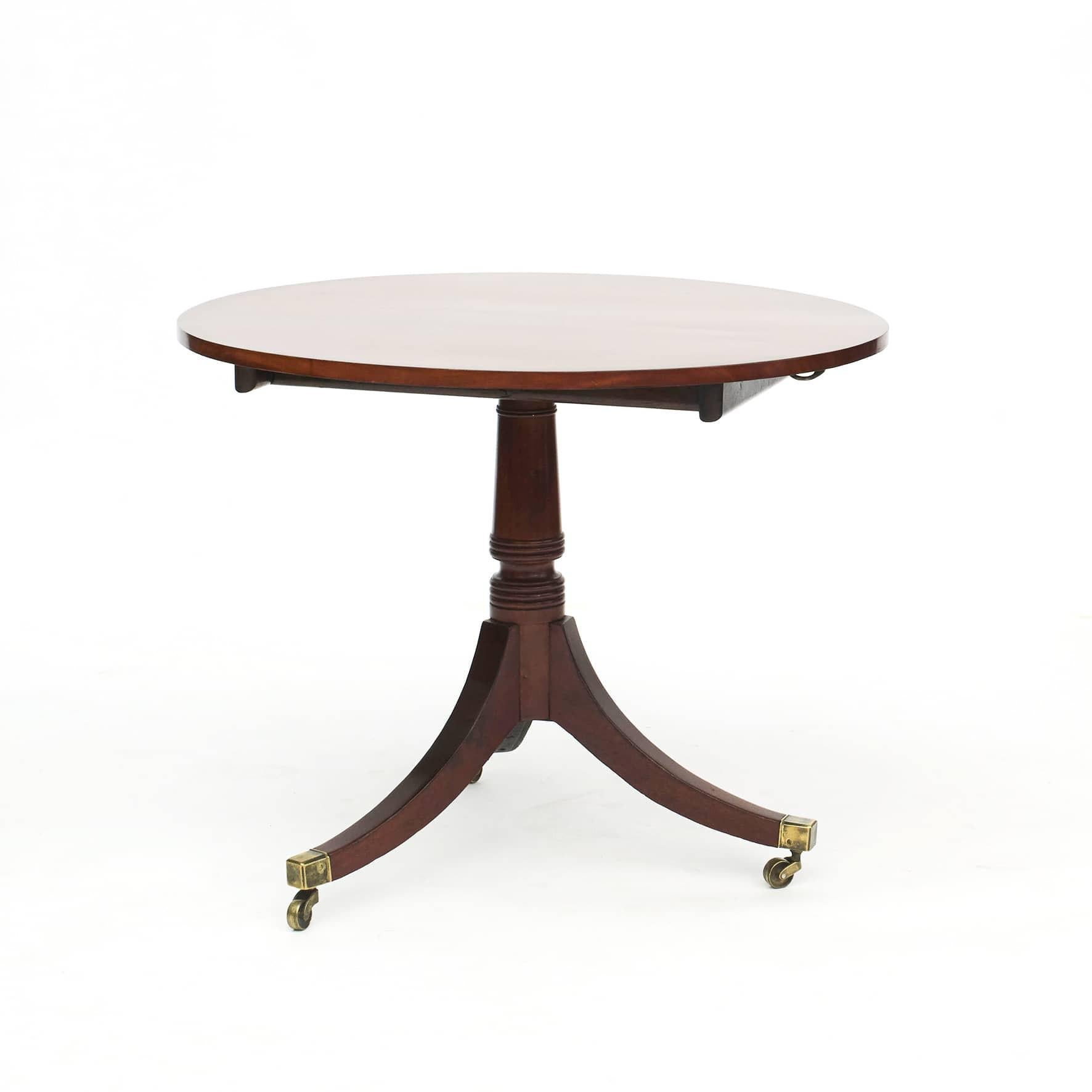 Elegant Regency tilt-top table in mahogany with walnut and satin wood inlays.
Three swept out legs with brass capped caster feet.
Table top can be tilted up.
England 1810-1815.
Original condition, but finished with a very gentle shellac hand