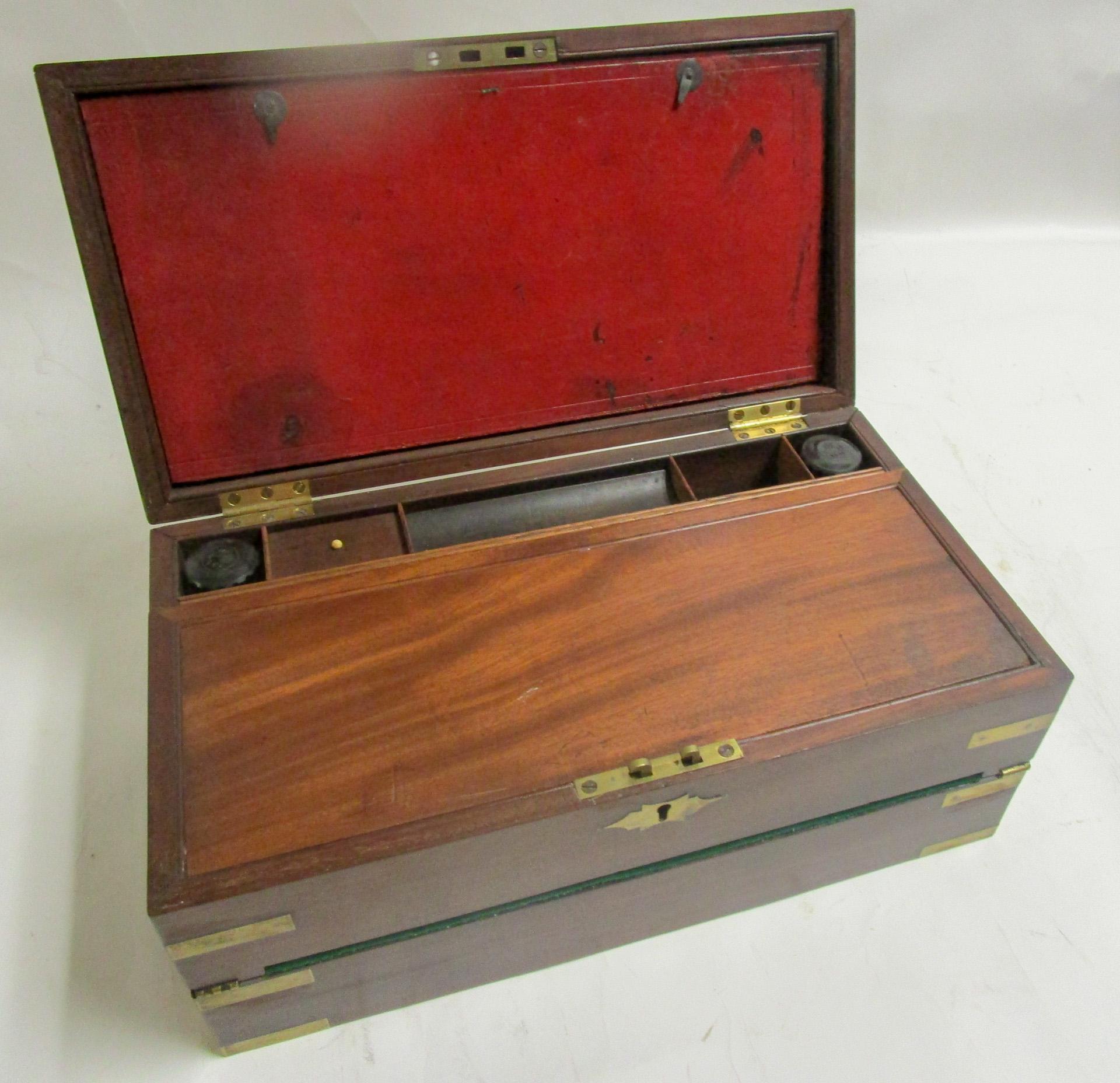 Caja de escritorio de viaje de caoba inglesa de la Regencia con compartimento secreto en venta 13