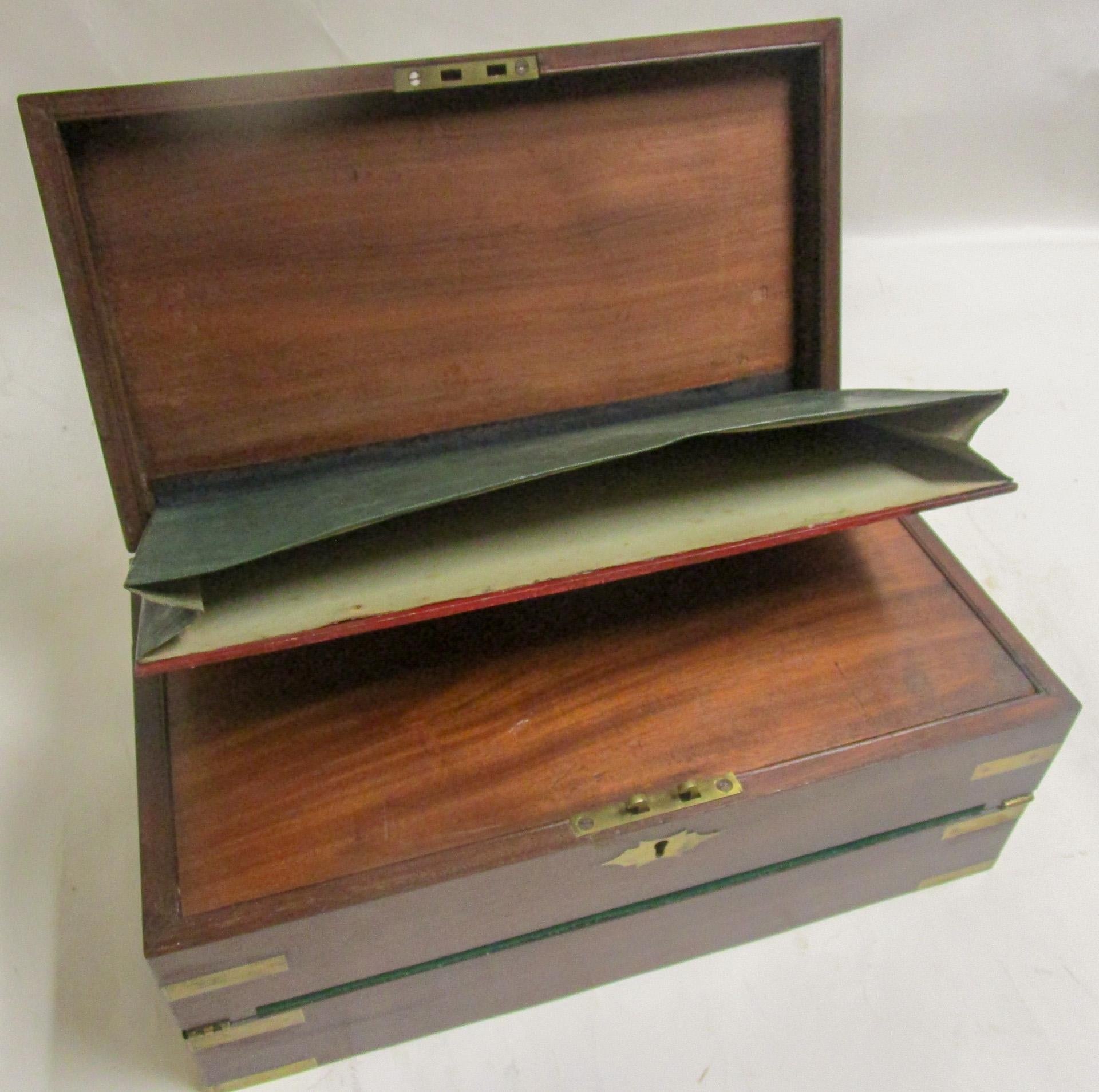 Caja de escritorio de viaje de caoba inglesa de la Regencia con compartimento secreto en venta 14