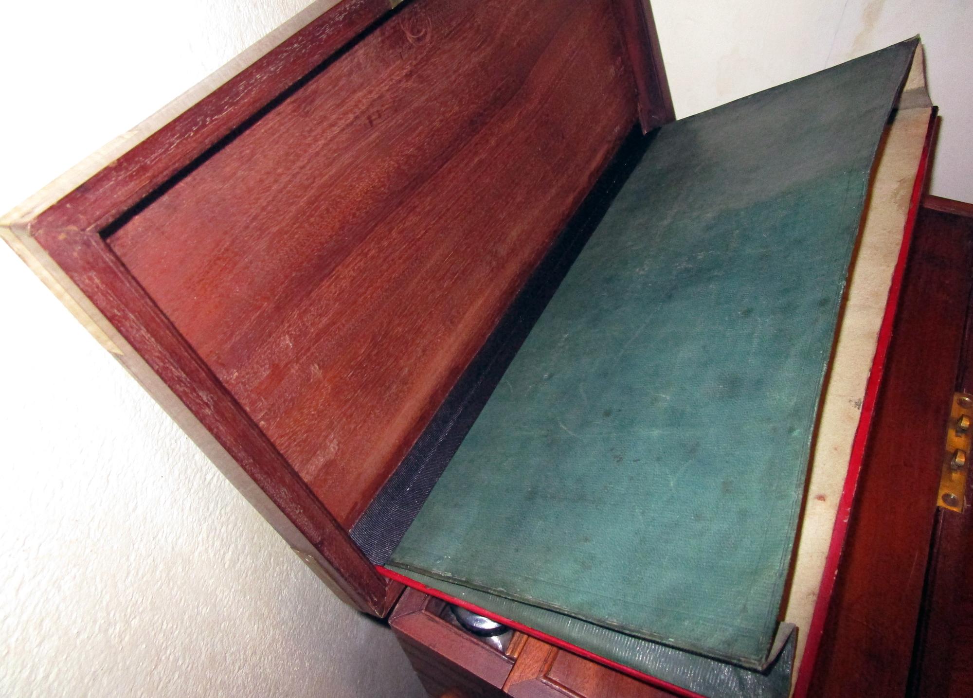 Caja de escritorio de viaje de caoba inglesa de la Regencia con compartimento secreto en venta 4