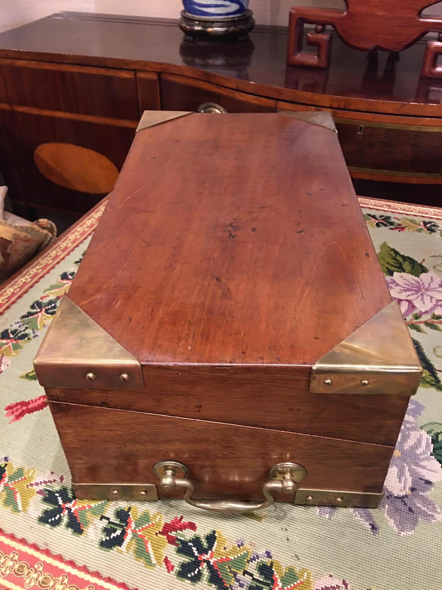 English Regency Mahogany Travelling Sloped Lap Desk Box, 19th Century In Good Condition For Sale In Savannah, GA
