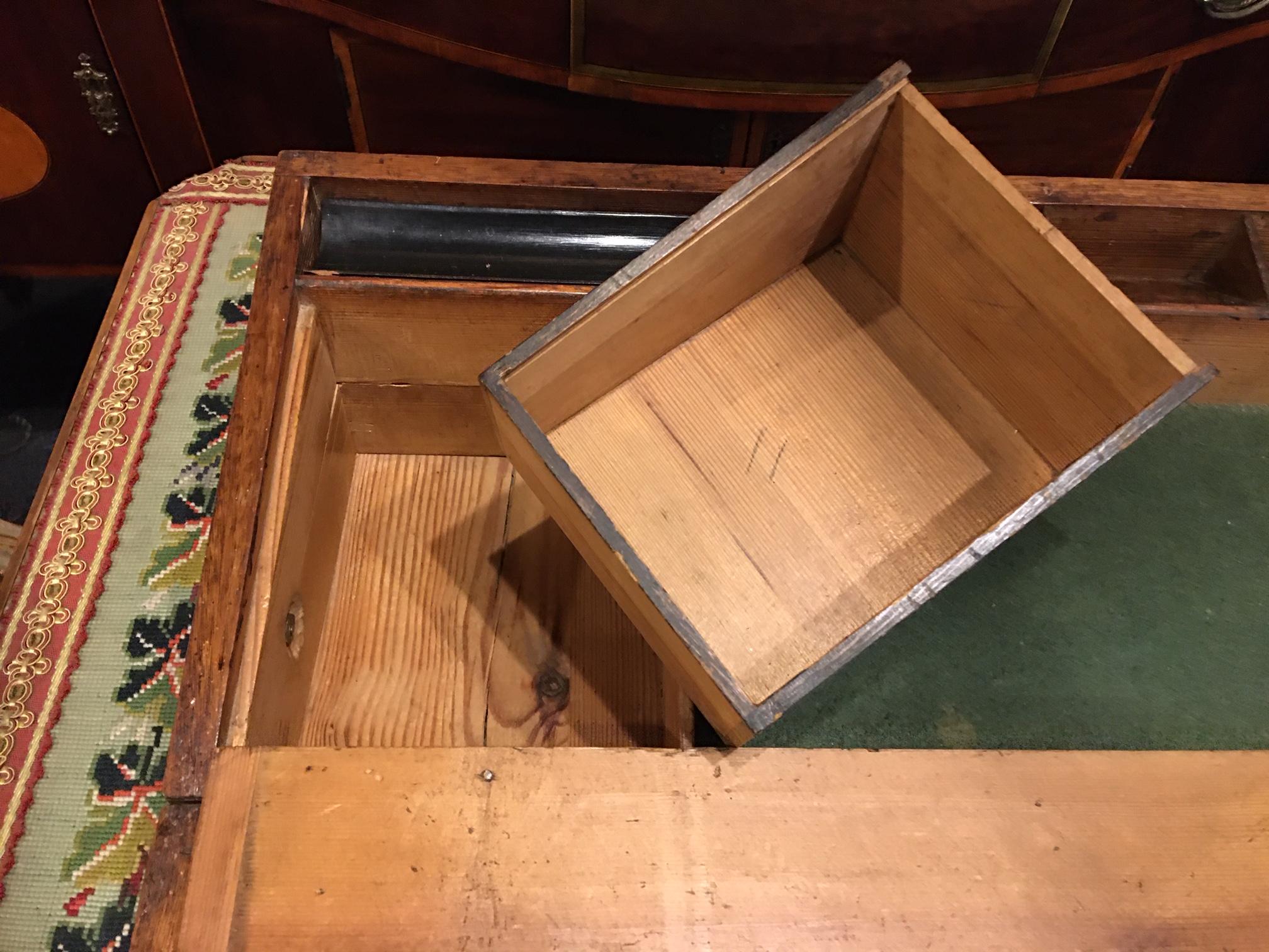 Englische Regency-Schreibtischschachtel aus Mahagoni mit gerolltem Lappendeckel:: 19. Jahrhundert im Angebot 5