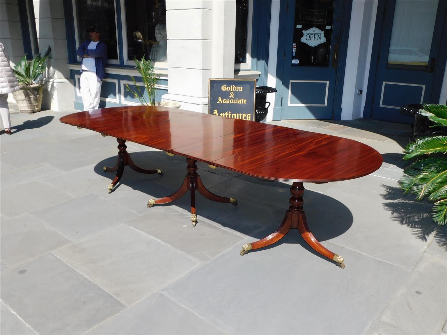 English Regency Mahogany Triple Pedestal Dining Room Table on Paw Casters C 1780 In Good Condition In Hollywood, SC