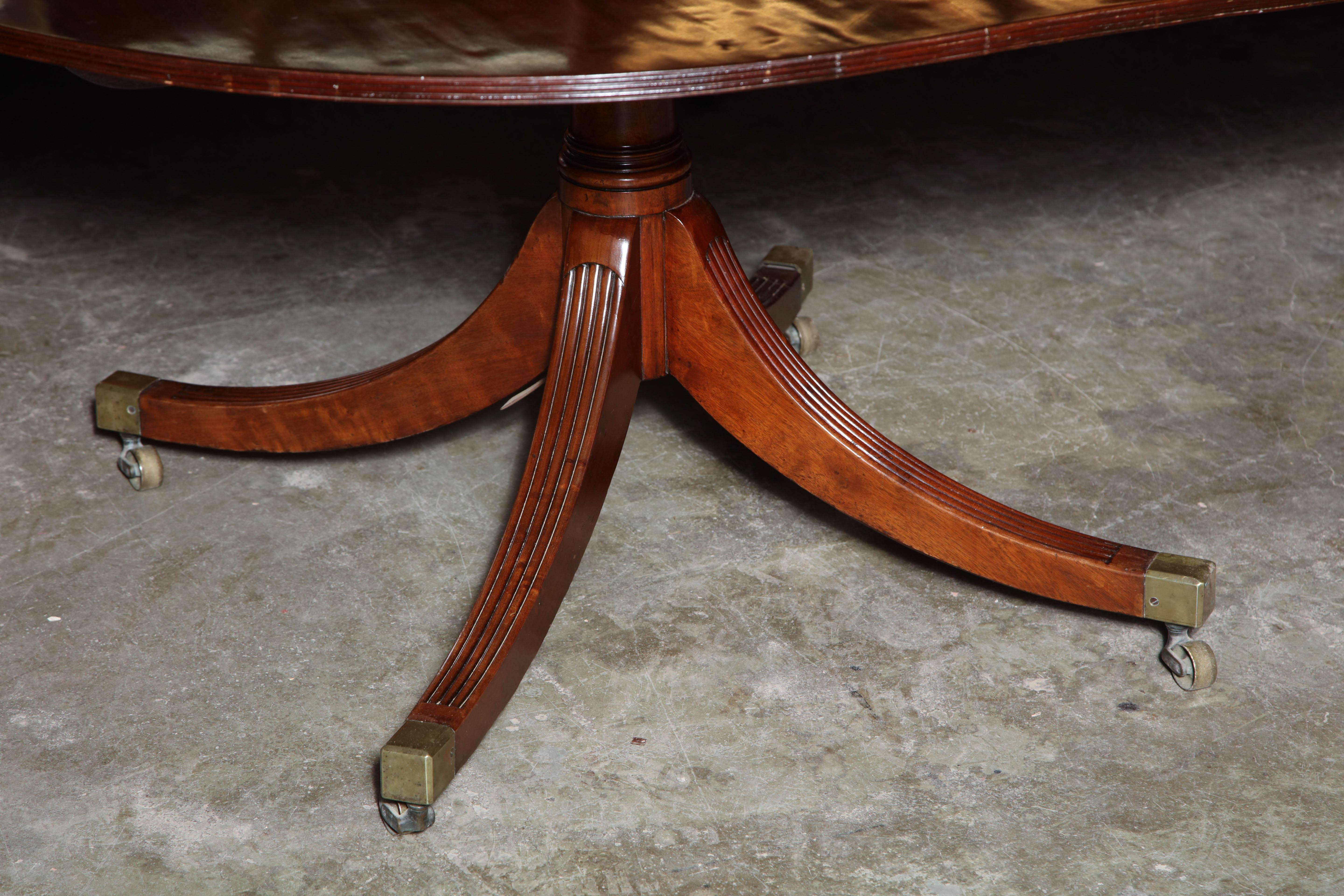 English Regency Mahogany Triple Pedestal Dining Table In Good Condition In Westwood, NJ