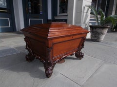 Englisches Regency-Mahagoni-Weinregal mit flankierenden Delphinfüßen, um 1815