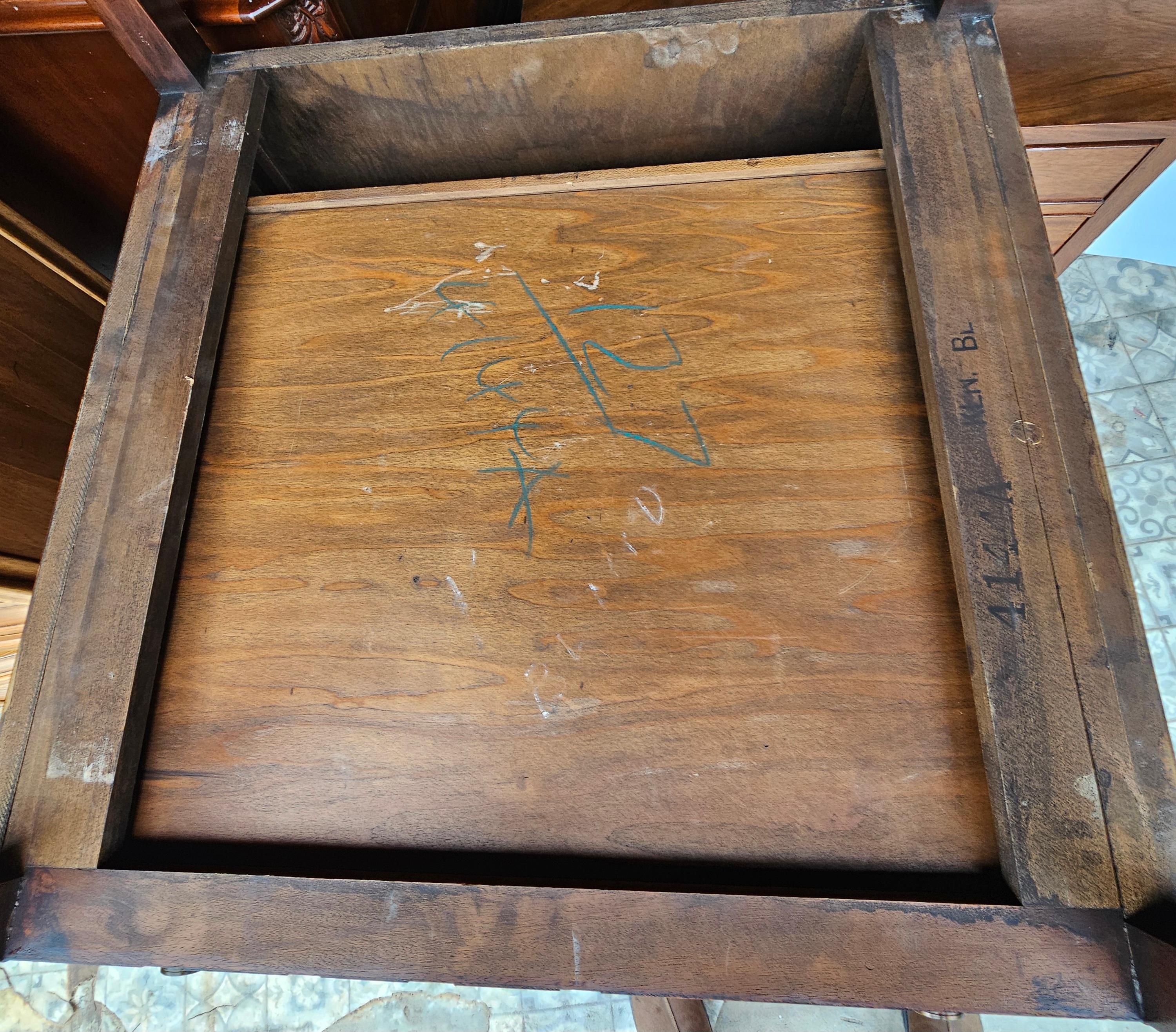Table d'appoint Regency anglaise en acajou avec marqueterie de bois de satin et plateau en cuir ouvragé en vente 5