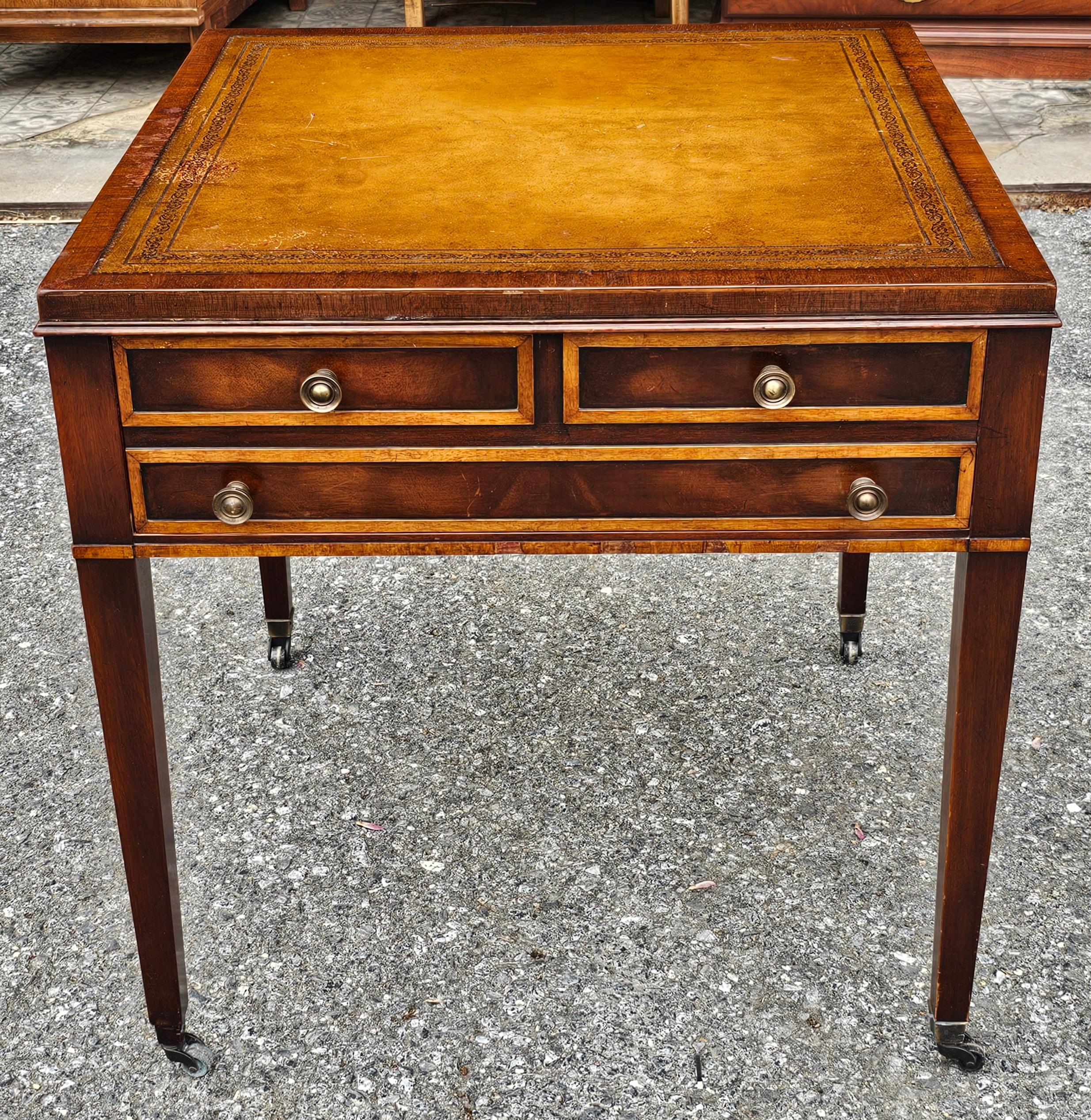 Table d'appoint et roulettes en acajou avec incrustation de bois de satin et dessus en cuir tolé, de style Régence anglaise du milieu du siècle.
Mesure 24,25