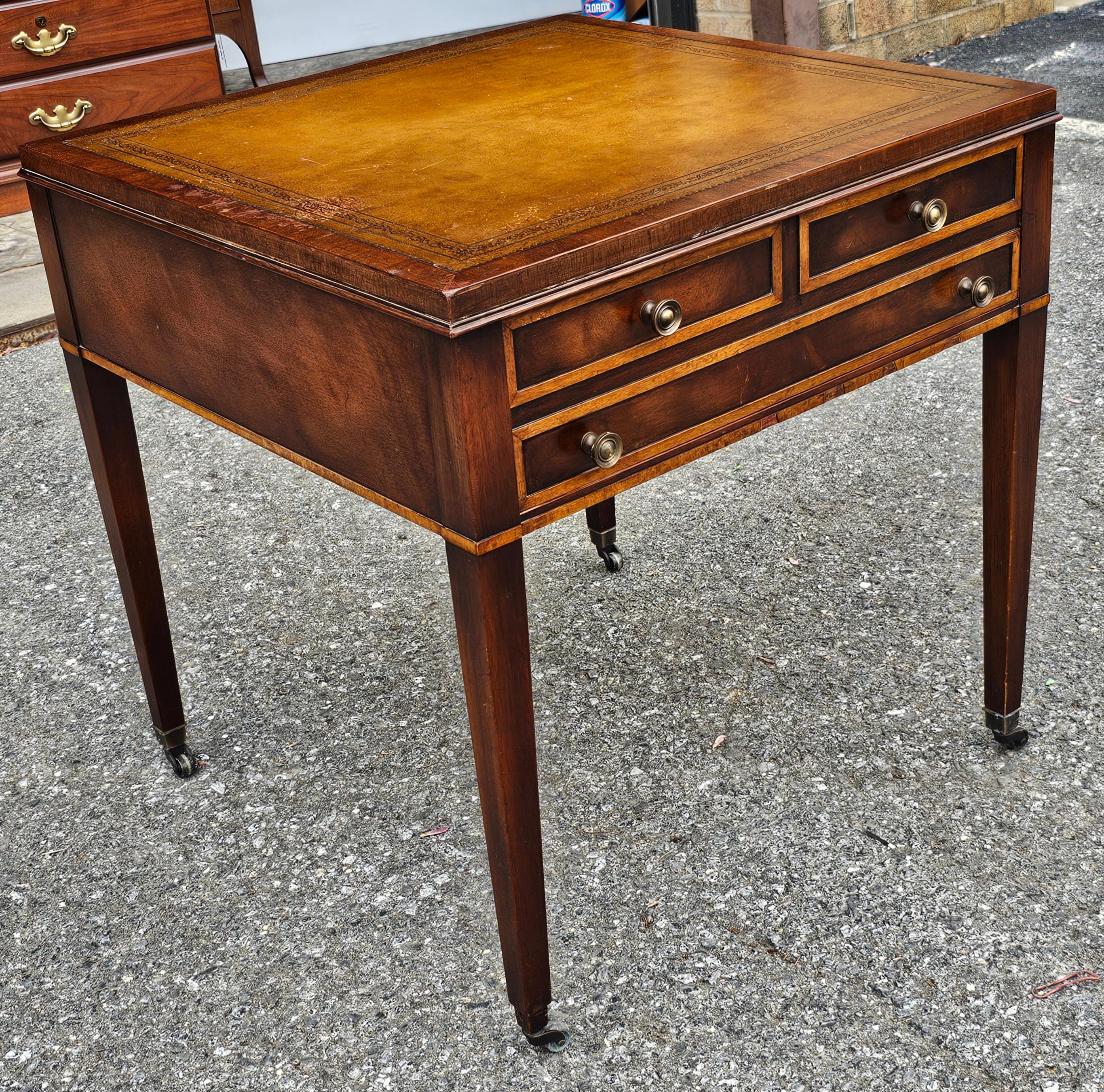 Inconnu Table d'appoint Regency anglaise en acajou avec marqueterie de bois de satin et plateau en cuir ouvragé en vente