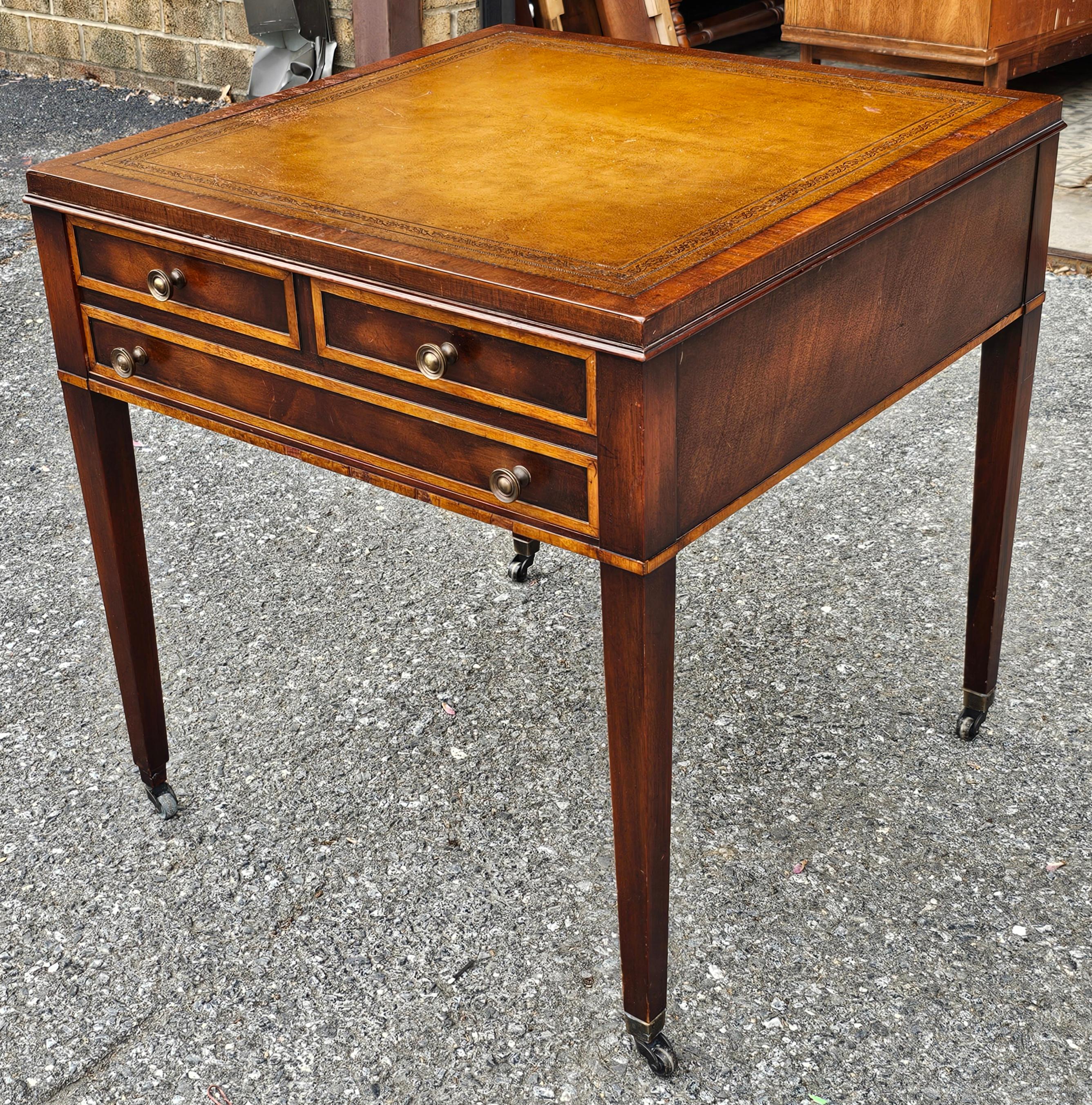 Sculpté Table d'appoint Regency anglaise en acajou avec marqueterie de bois de satin et plateau en cuir ouvragé en vente