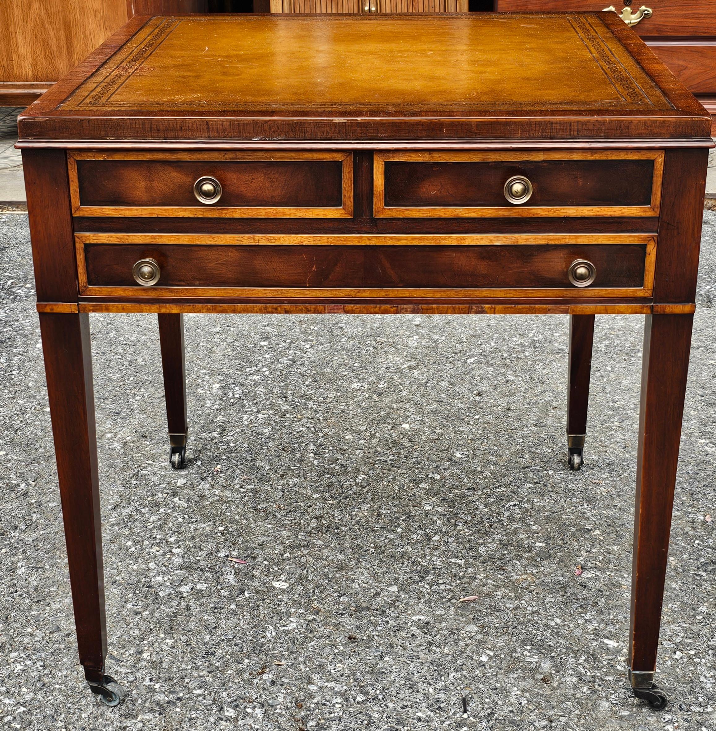 Table d'appoint Regency anglaise en acajou avec marqueterie de bois de satin et plateau en cuir ouvragé Bon état - En vente à Germantown, MD