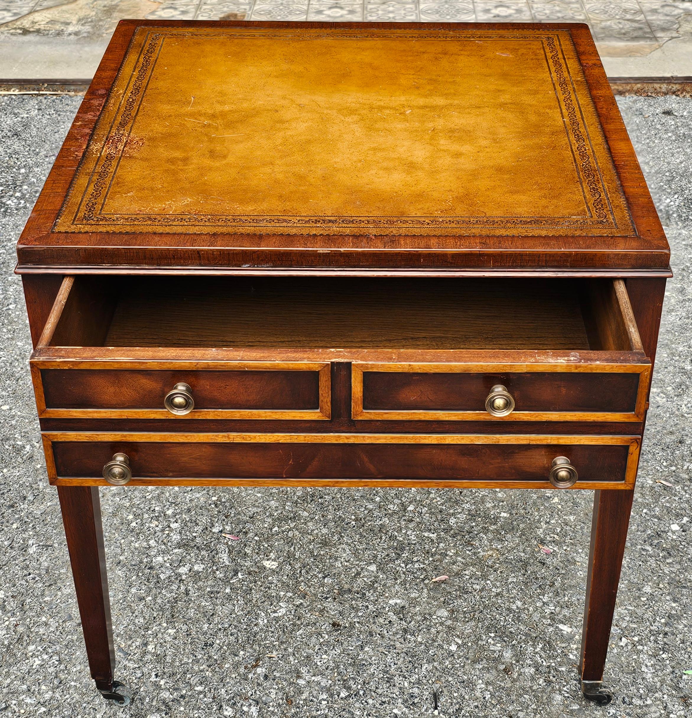 20ième siècle Table d'appoint Regency anglaise en acajou avec marqueterie de bois de satin et plateau en cuir ouvragé en vente