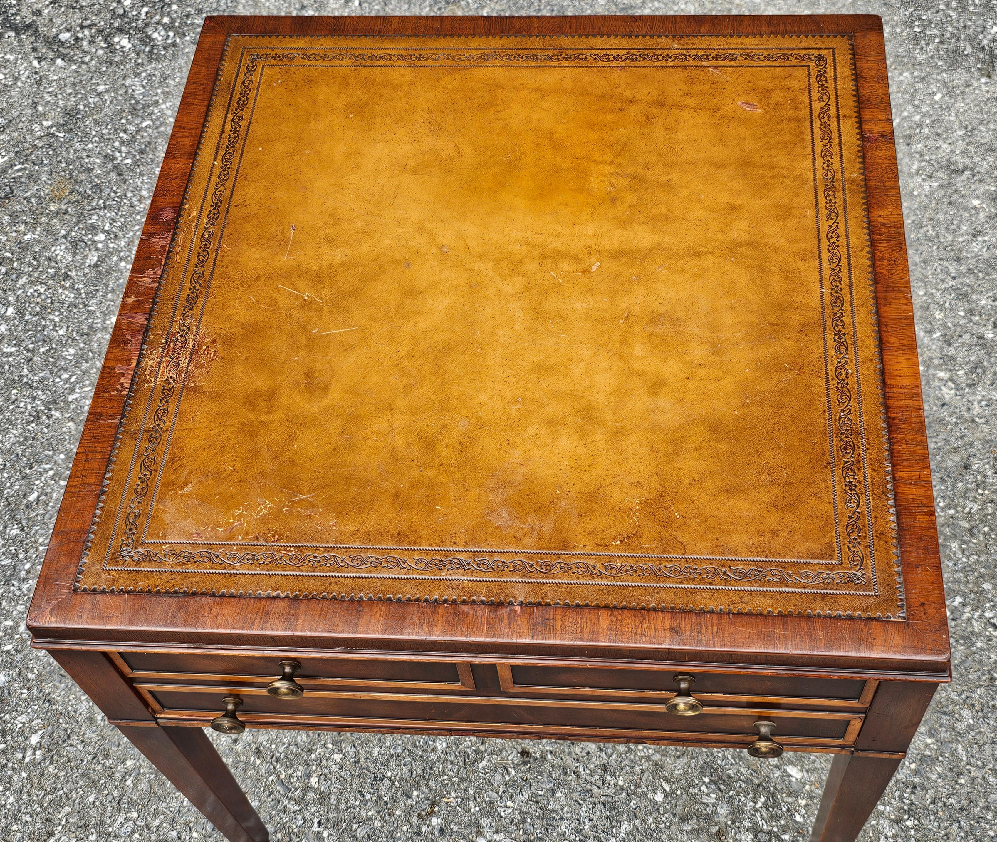 Acajou Table d'appoint Regency anglaise en acajou avec marqueterie de bois de satin et plateau en cuir ouvragé en vente
