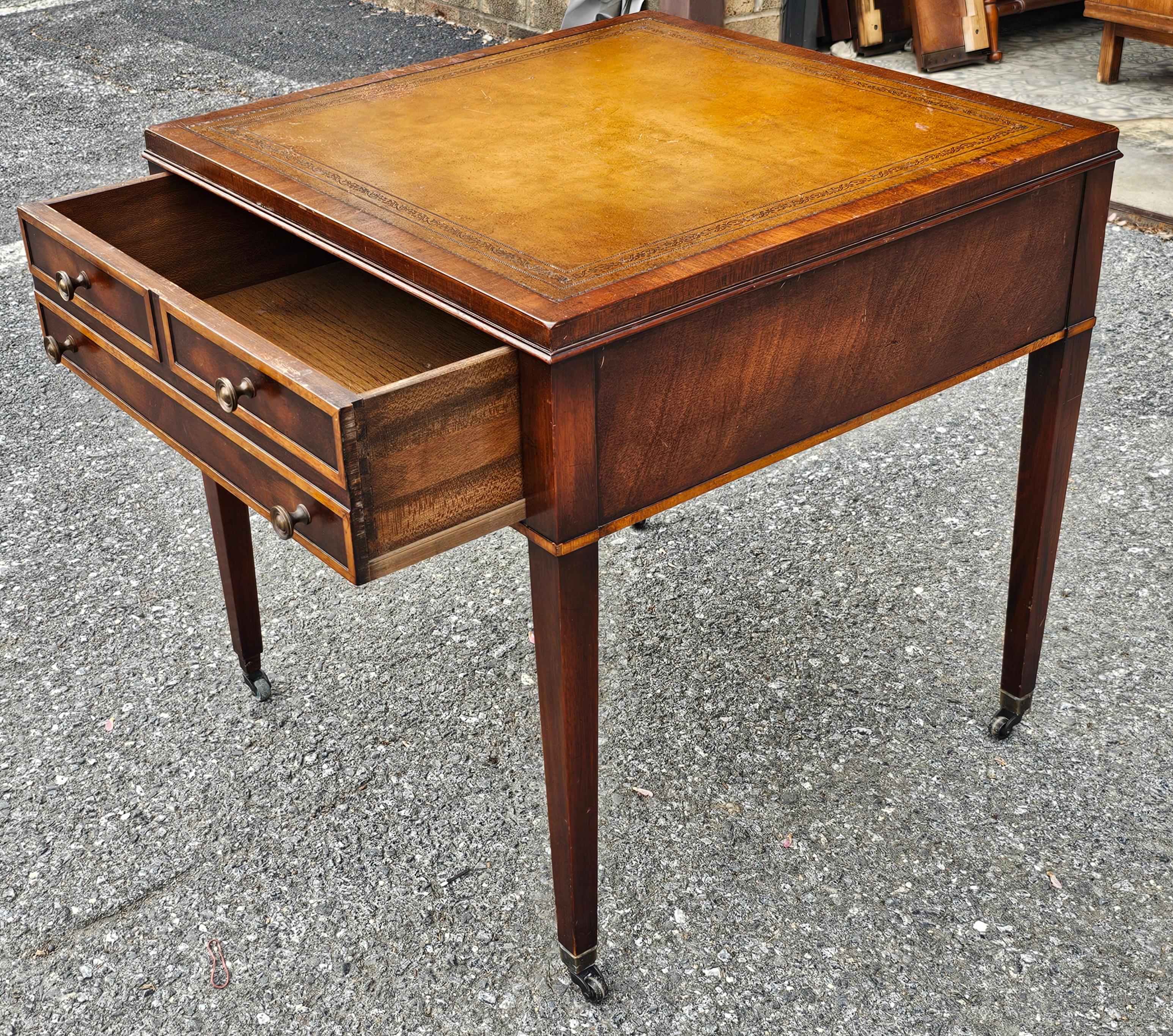 Table d'appoint Regency anglaise en acajou avec marqueterie de bois de satin et plateau en cuir ouvragé en vente 1