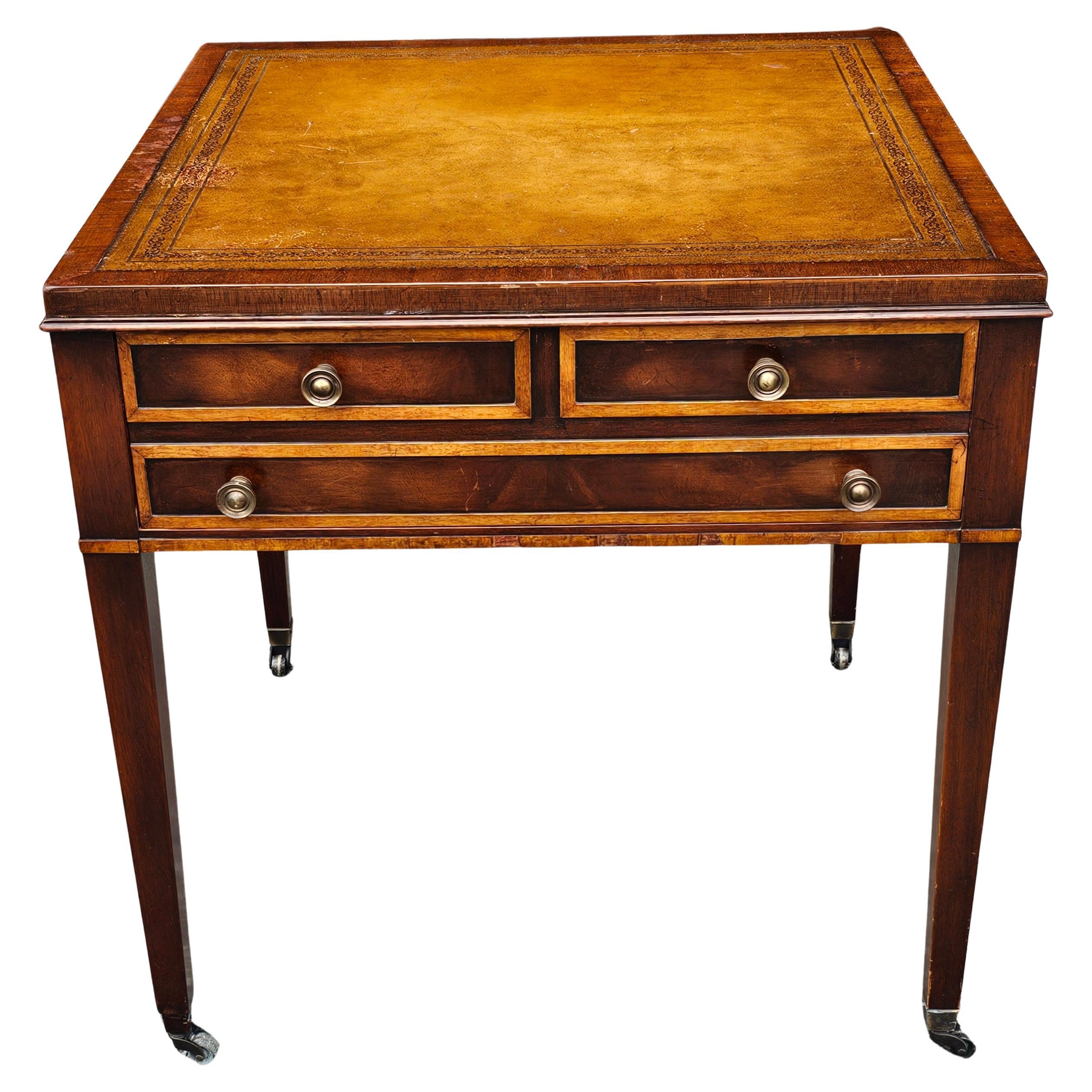 Mesa auxiliar inglesa de caoba de la Regencia con incrustaciones de madera satinada y tapa de cuero labrado