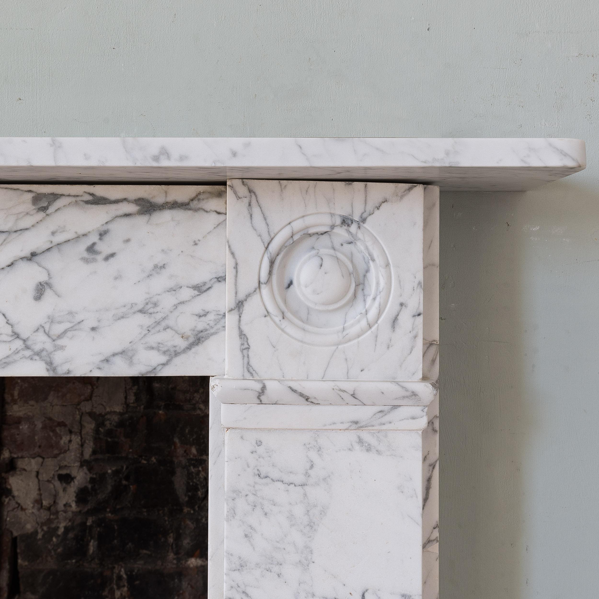 Anglais Cheminée en marbre anglaise de style Regency en vente