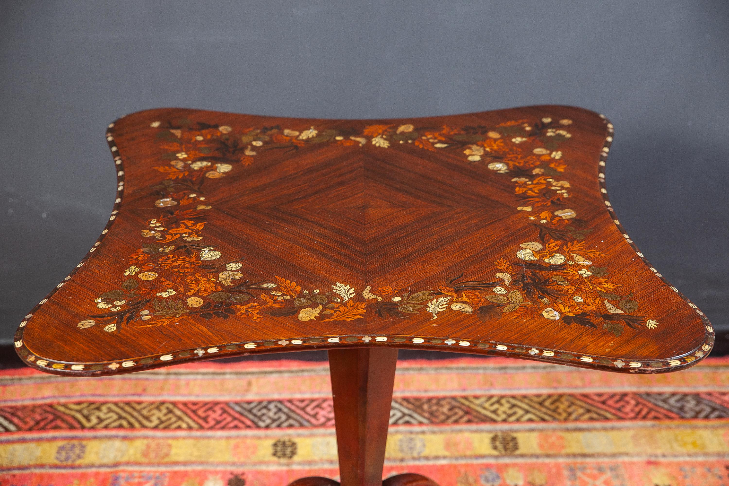Elegant English Regency marquetry inlaid center table or occasional table with mahogany tripod base.
The tabletop with high quality inlaid decoration with various precious selected woods and 