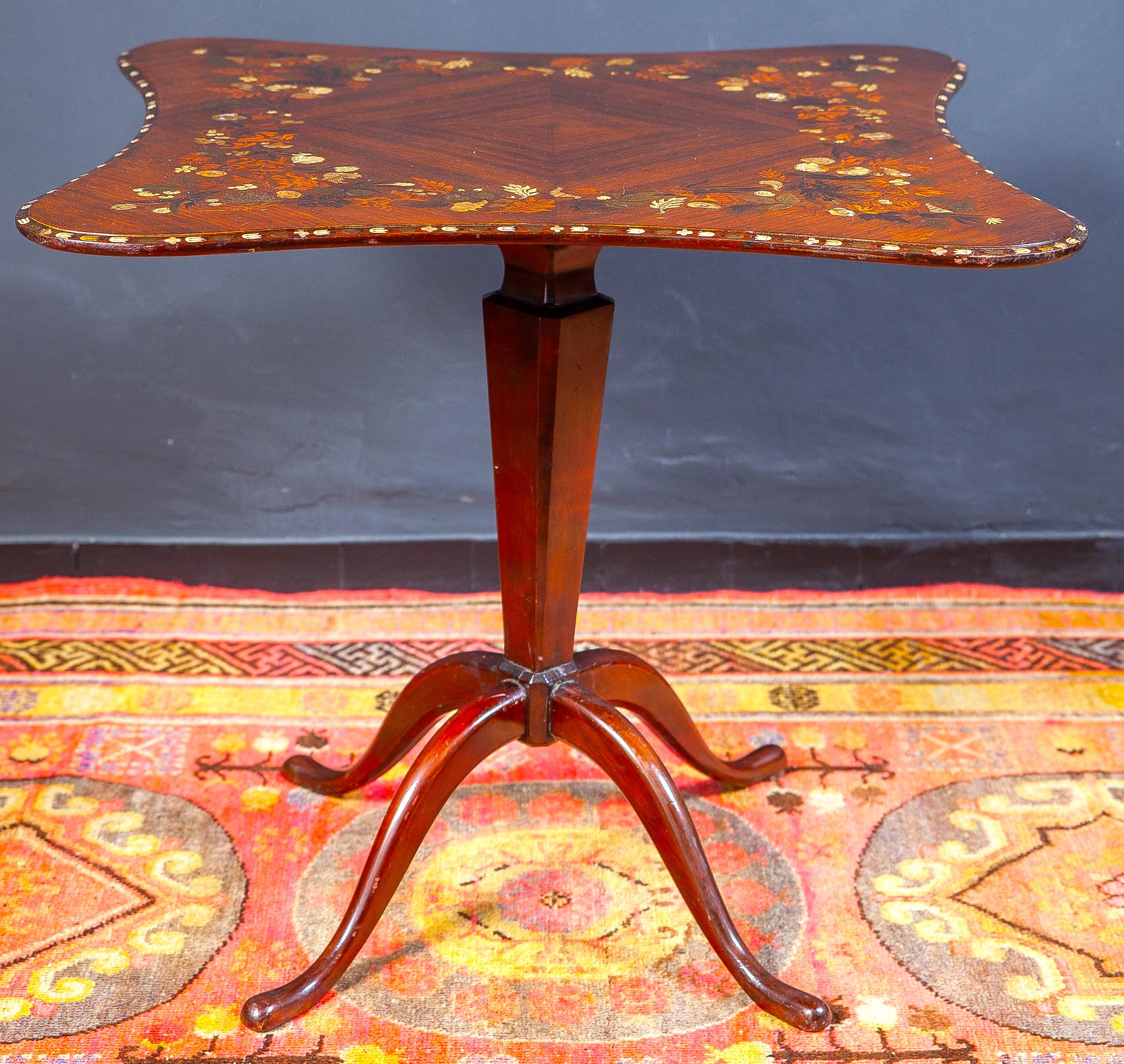 Elegant English Regency marquetry inlaid center table or occasional table with mahogany tripod base.
The tabletop with high quality inlaid decoration with various precious selected woods and 