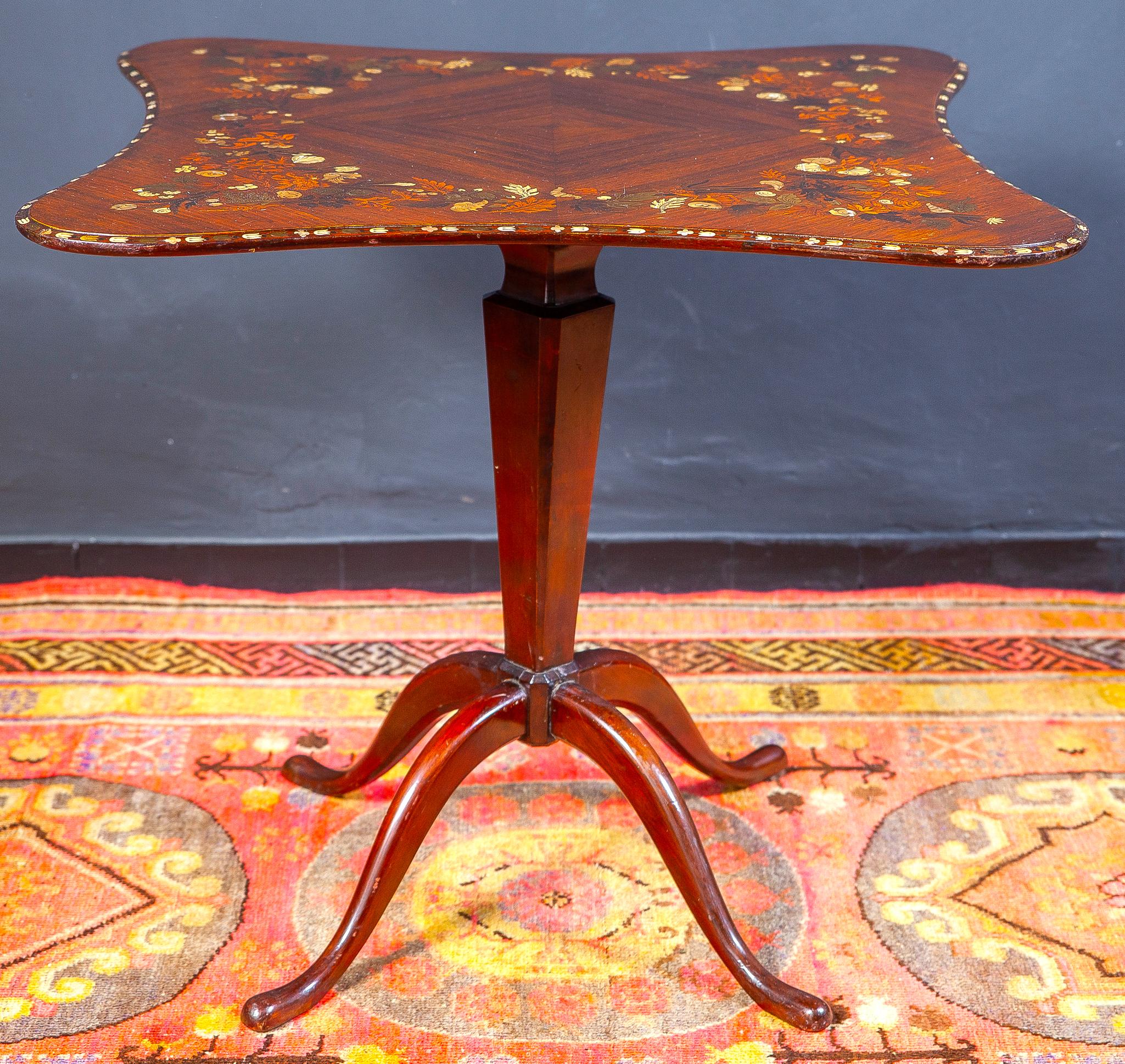 Bois Table centrale ou table d'appoint en marqueterie de style Régence anglaise, 1815 en vente