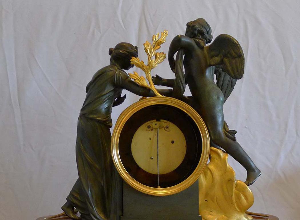 Début du XIXe siècle Pendule de cheminée néoclassique anglaise Regency de style néo-classique représentant Psyché et Cupidon en vente