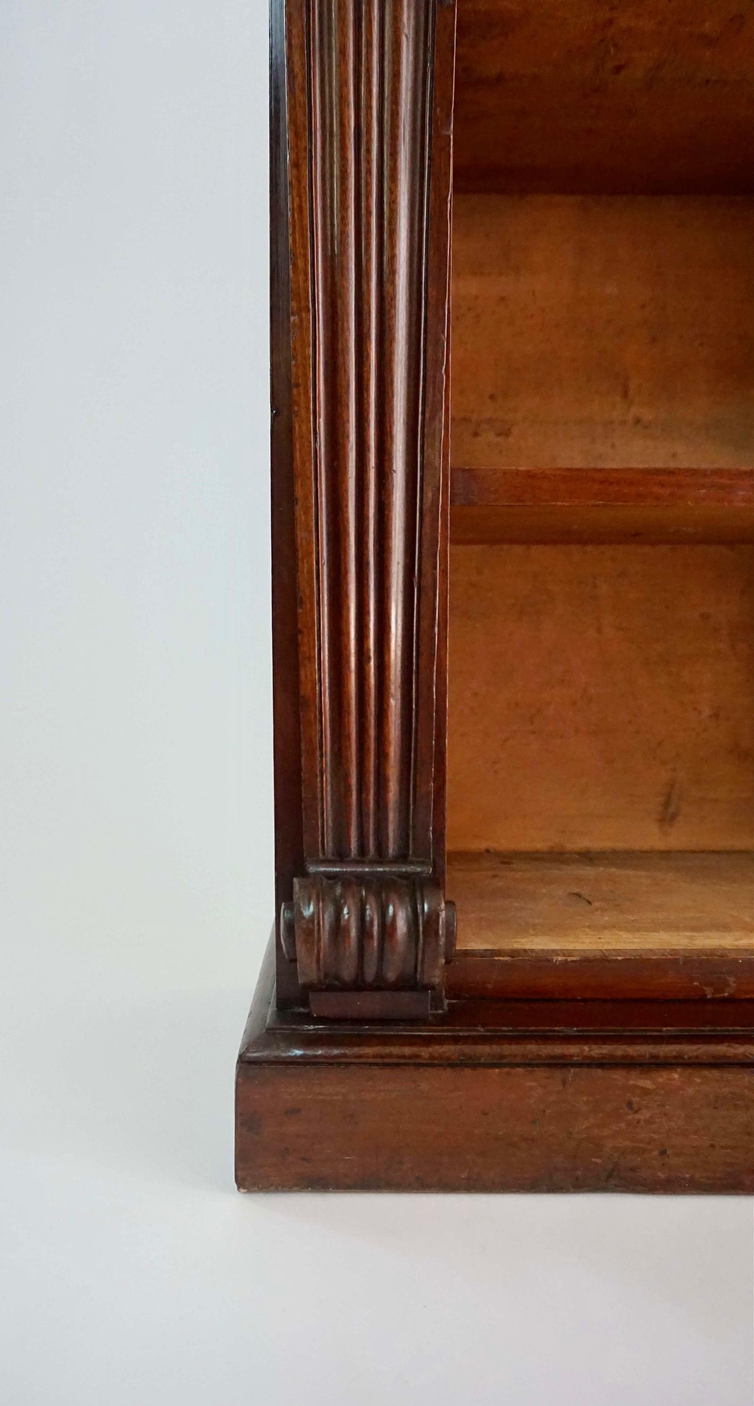English Regency Neoclassical Mahogany Pair of Dwarf Open Bookcases, circa 1825 1