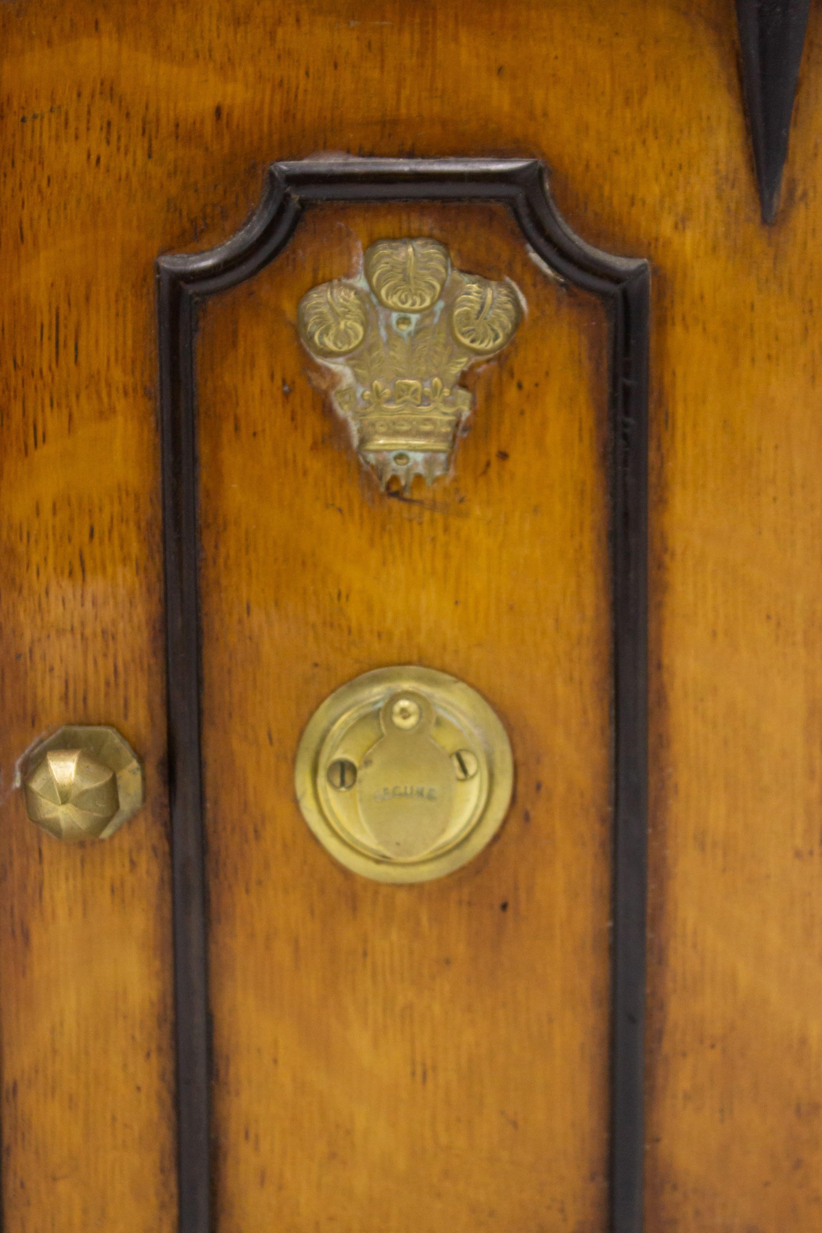 Englischer Miniatur-Schmuckschrank aus Eichenholz im Regency-Stil (19. Jh.) mit 2 Türen und Federwappen aus Messing.
     