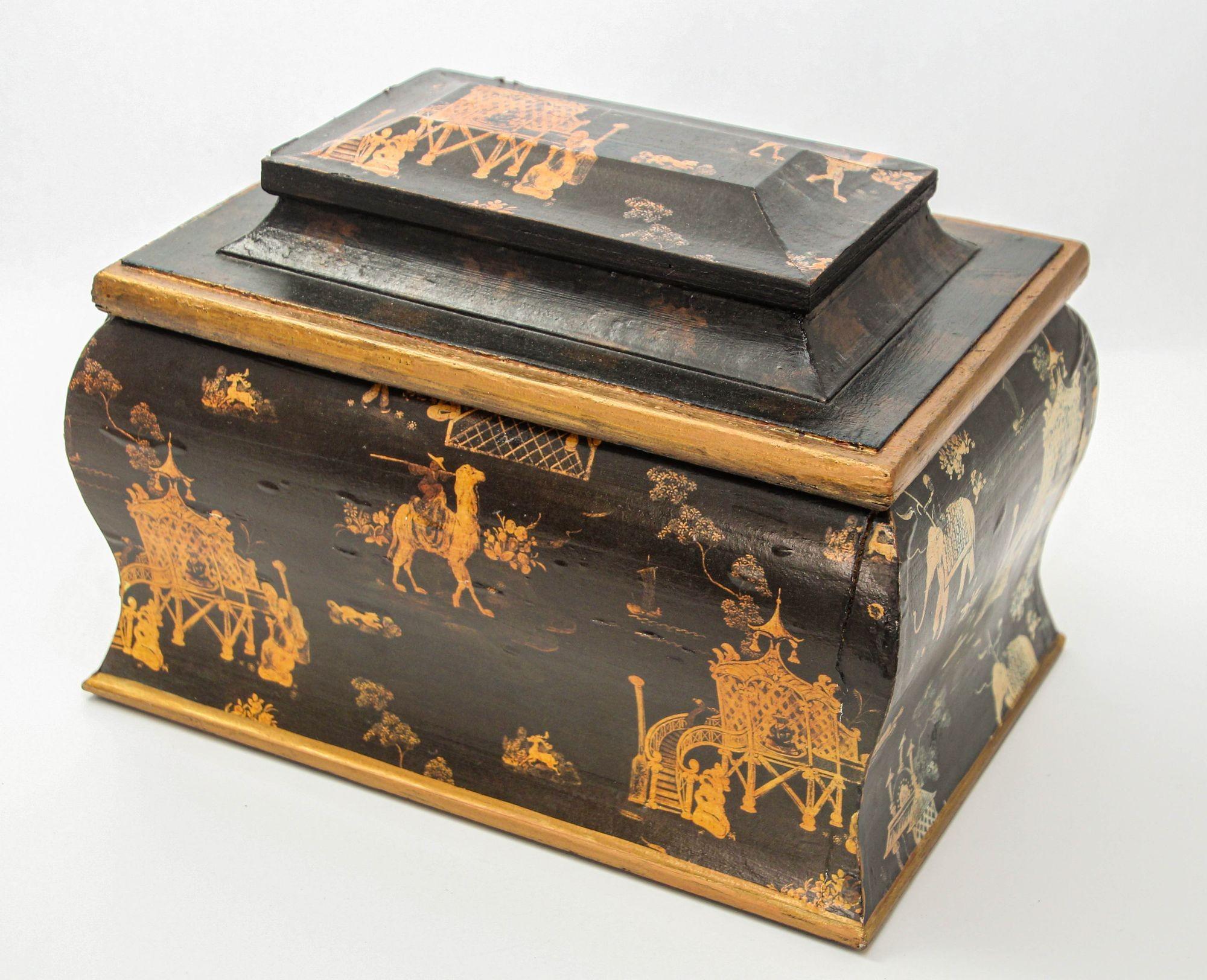 Cette boîte à bijoux anglaise de l'époque Regency incarne l'esthétique orientale avec sa forme élégante de sarcophage, son corps effilé et son couvercle angulaire. Le couvercle est orné de scènes chinoises complexes représentées à la plume sur