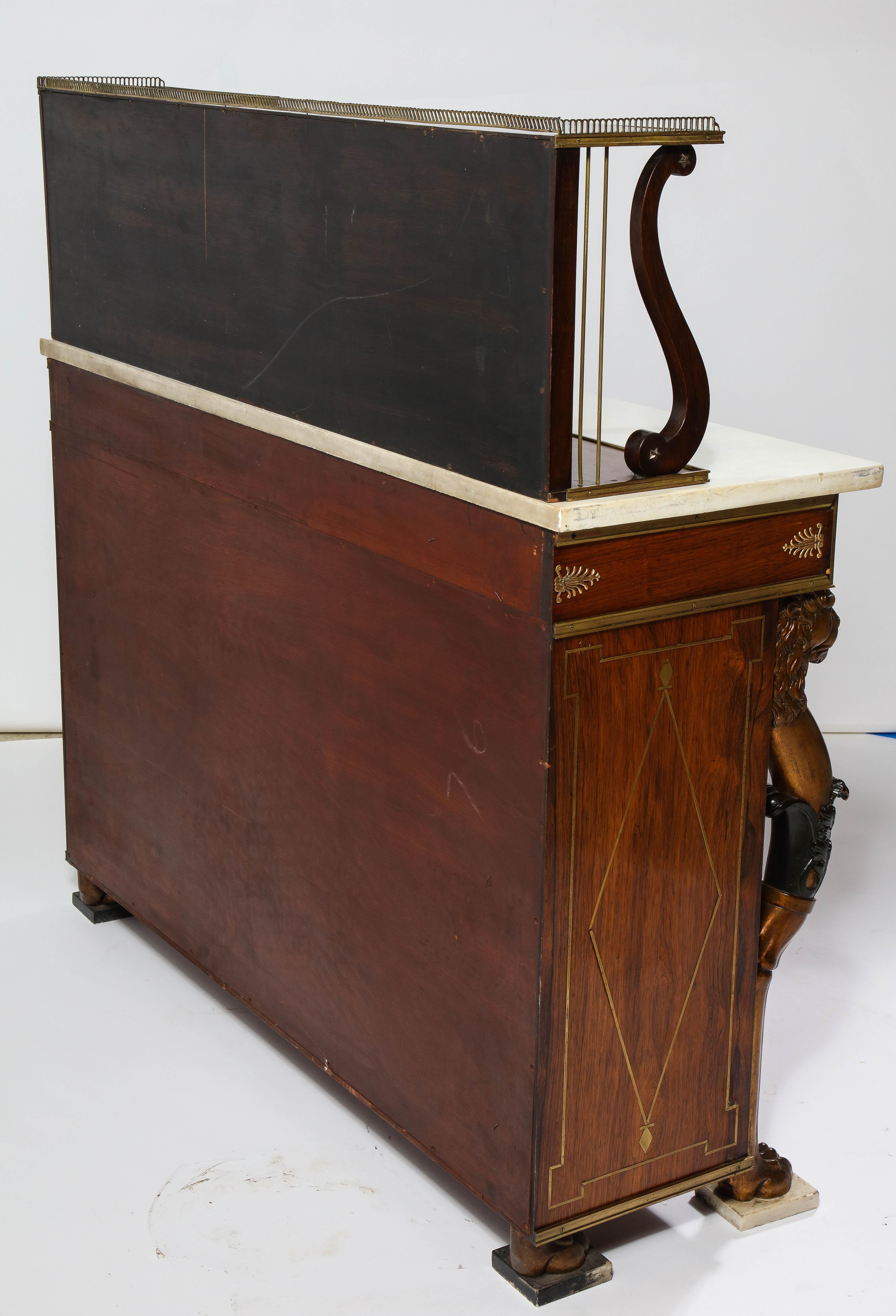 Chiffonnier figuratif monté en ormolu de style Régence anglais avec étagère en miroir en forme de lyre en vente 10