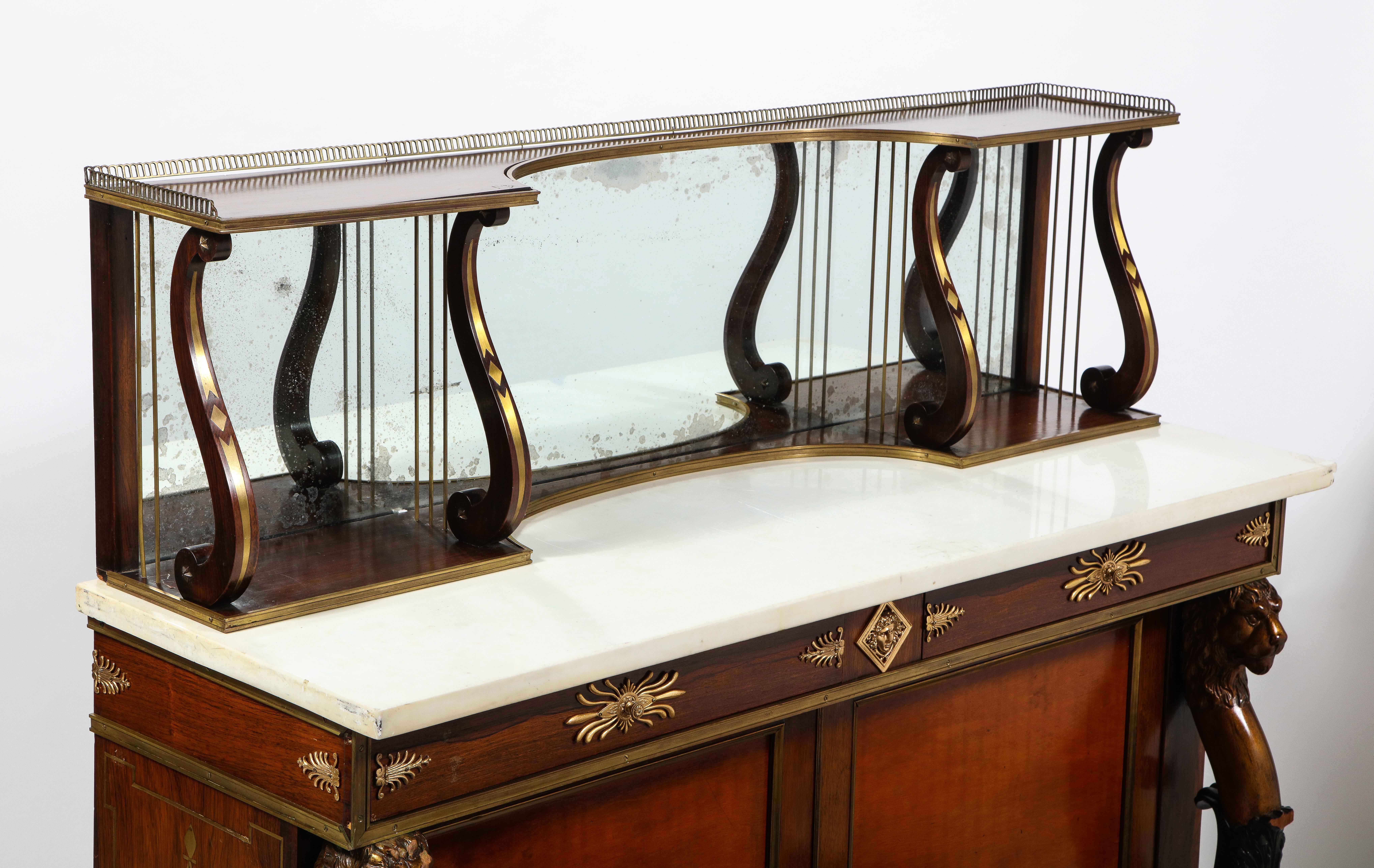 Anglais Chiffonnier figuratif monté en ormolu de style Régence anglais avec étagère en miroir en forme de lyre en vente