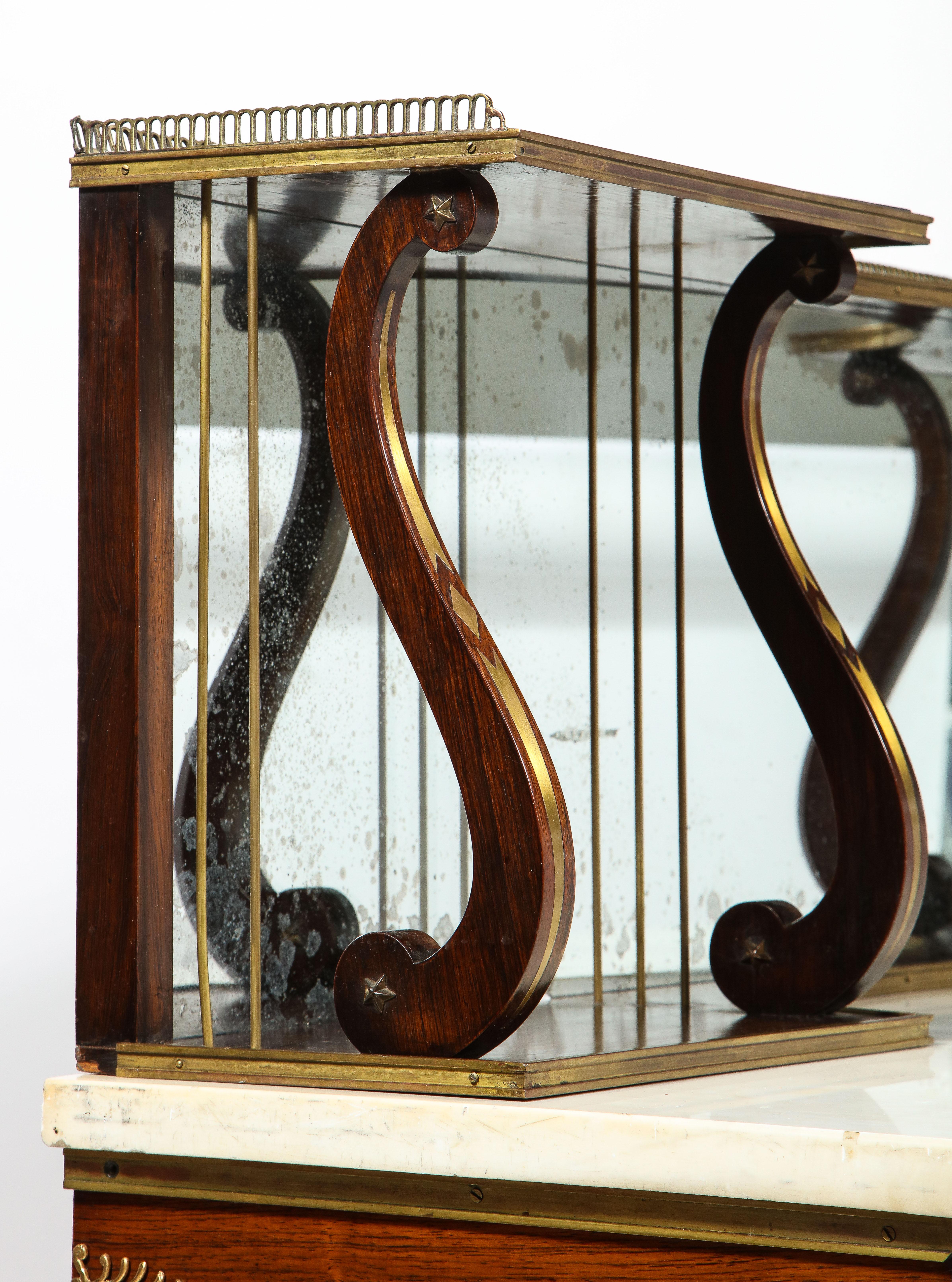 Chiffonnier figuratif monté en ormolu de style Régence anglais avec étagère en miroir en forme de lyre en vente 1