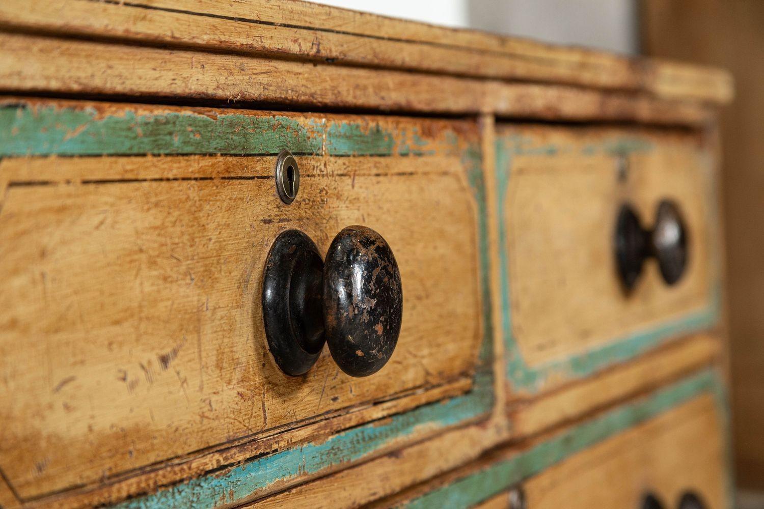 Cassettiera in pino dipinto della Reggenza inglese in vendita 5