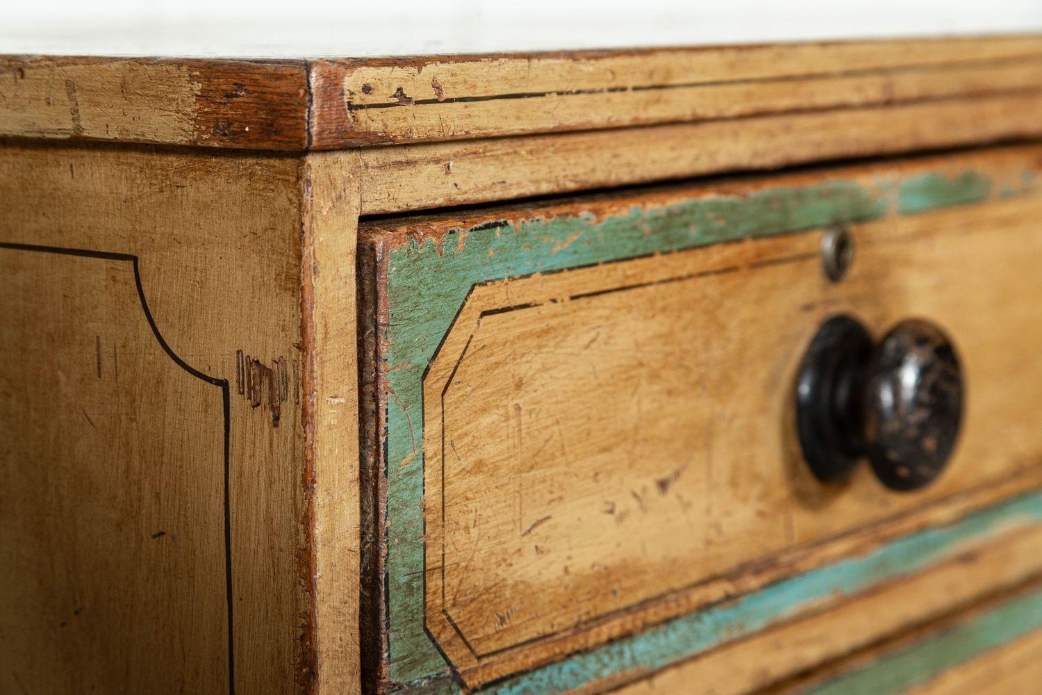 Cassettiera in pino dipinto della Reggenza inglese in vendita 8
