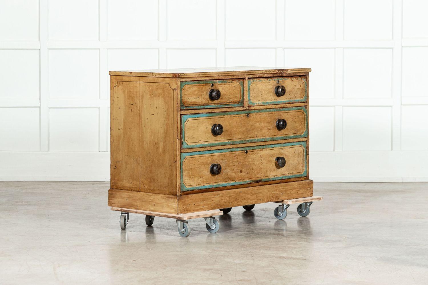 1810 circa
Cassettiera in pino dipinto della Reggenza inglese
sku 1304B
W108 x D52 x H73
Peso 22 kg
