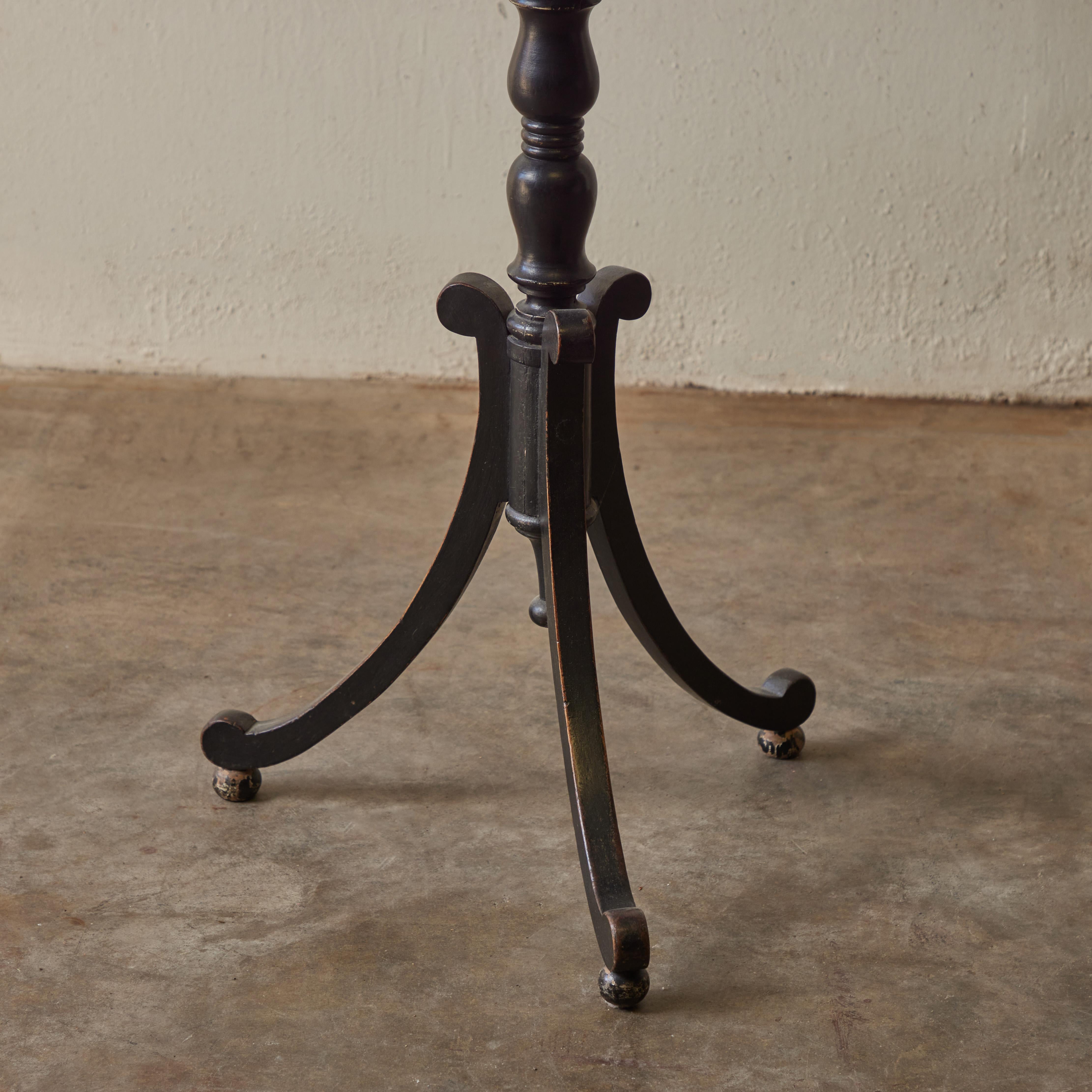 Table spécimen en trompe-l'œil peinte de style Régence anglaise Bon état - En vente à Los Angeles, CA