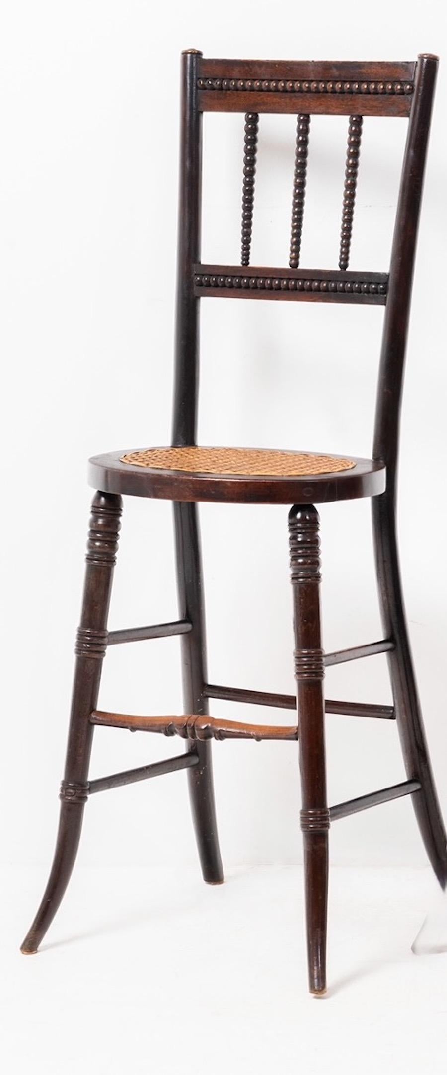 Coppia di sedie da passeggio per bambini della Reggenza inglese del 1825c.
Serve per insegnare ai bambini la corretta postura da seduti.
Dettagli decorativi a forma di fuso.
Posti a sedere di fretta.
È insolito trovare una coppia.
