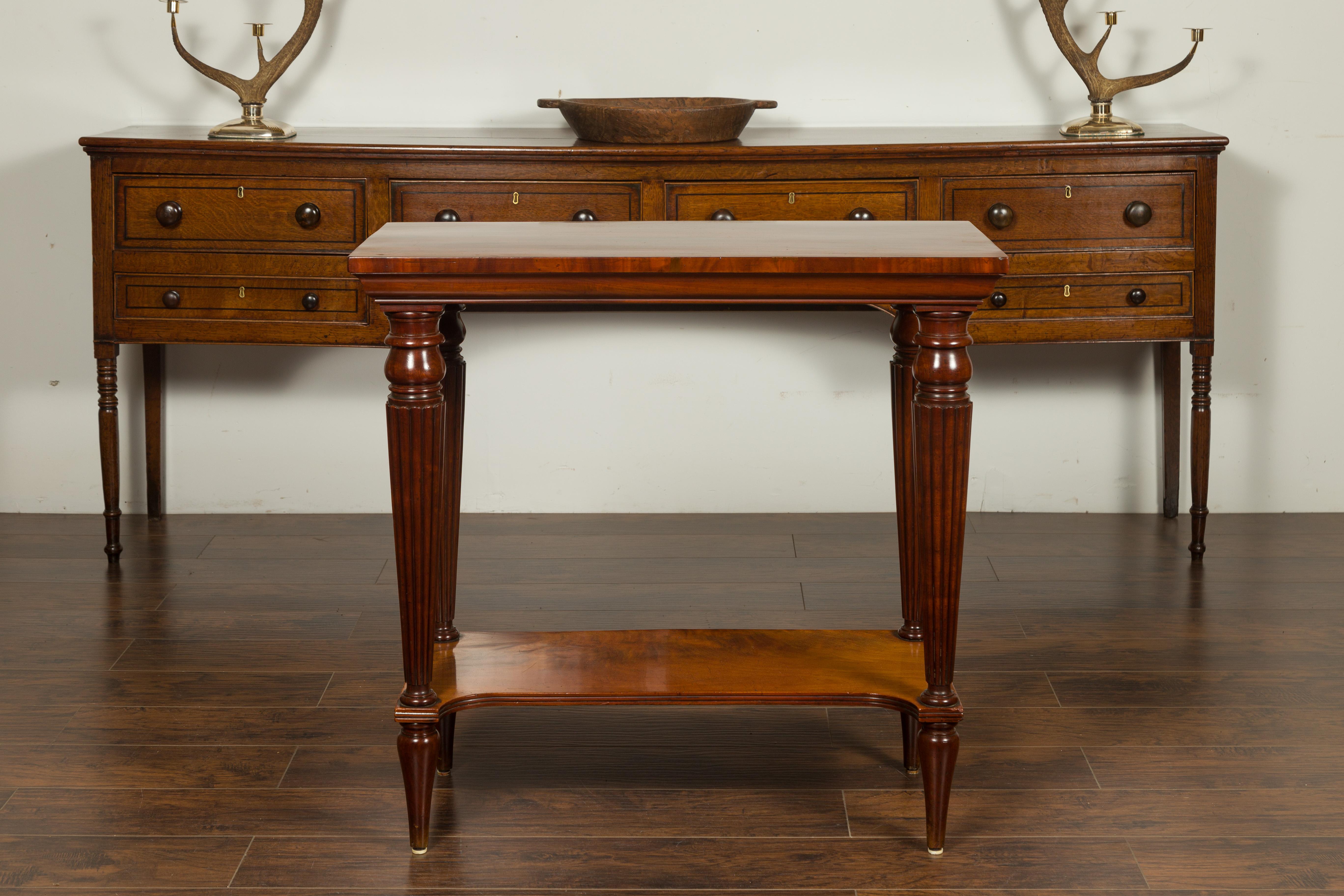 An English Regency period console table from the early 19th century, in the manner of Gillows of Lancaster & London. Created in England during the first quarter of the 19th century, this console table features a rectangular top sitting above four
