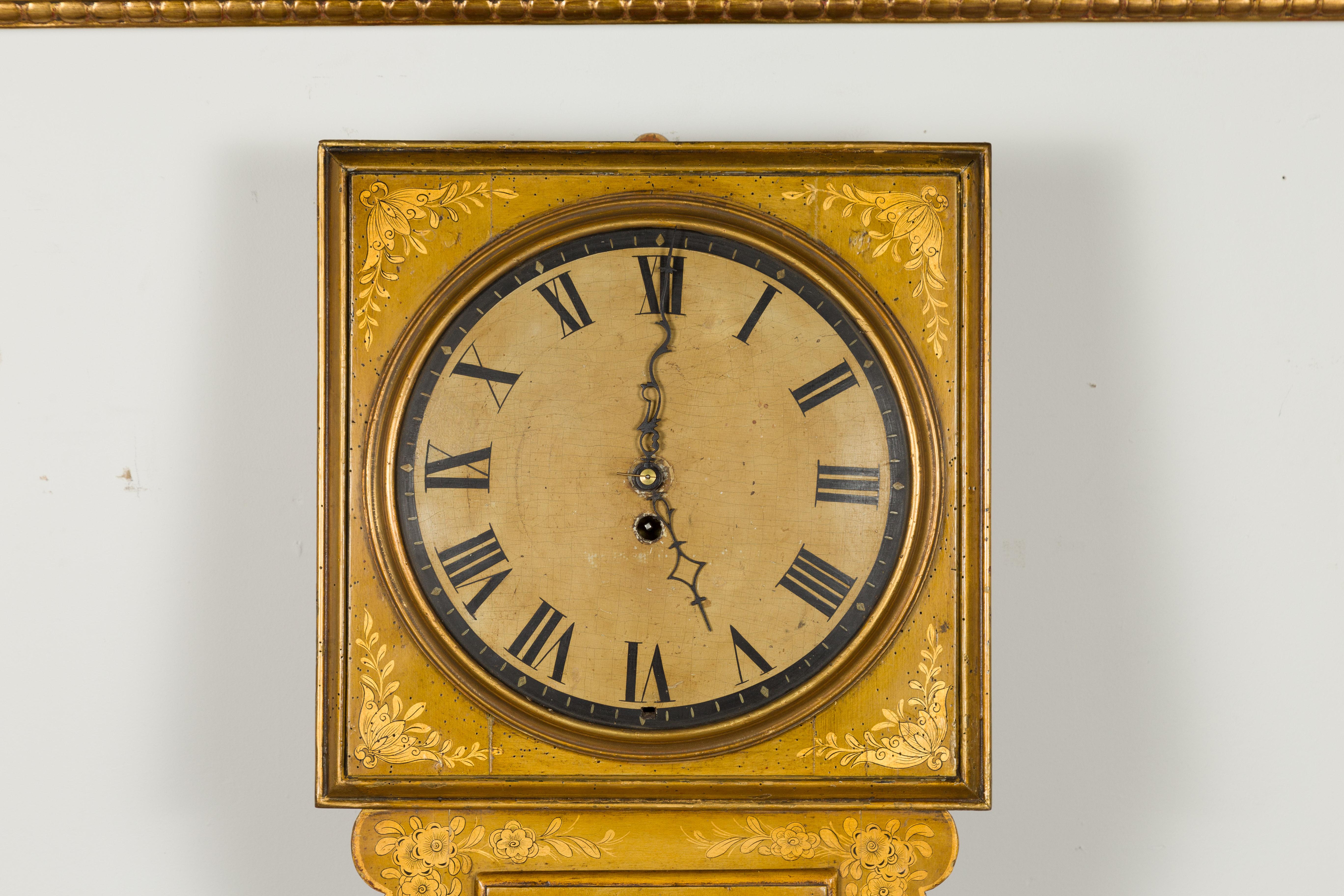 Chinoiseries Horloge murale de style Régence anglaise des années 1820 à tonalité dorée avec décor Chinoiserie en vente