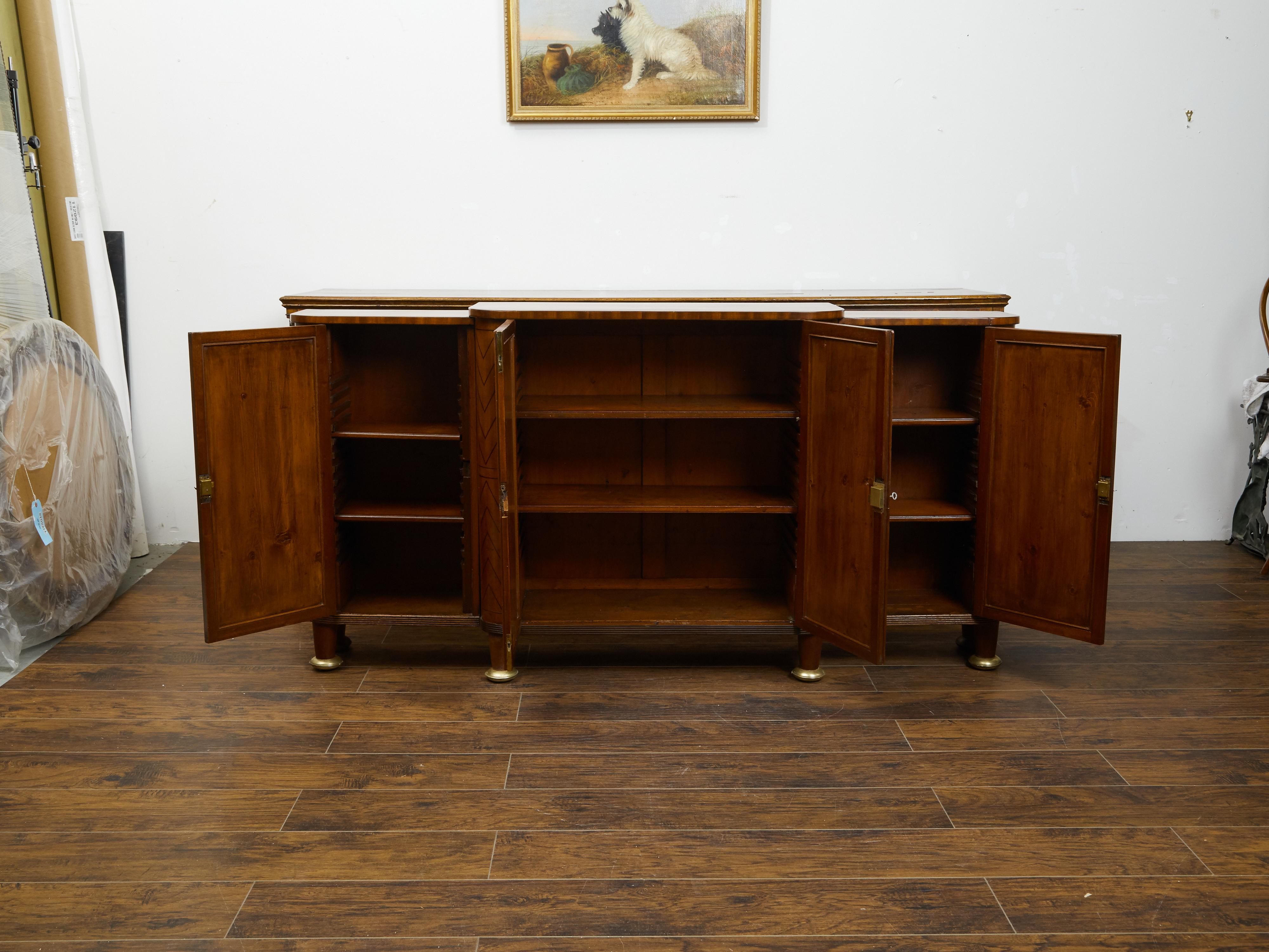 Ottone Buffet a due ante in mogano del periodo Regency inglese del 1840 con intarsi a forma di freccia in vendita
