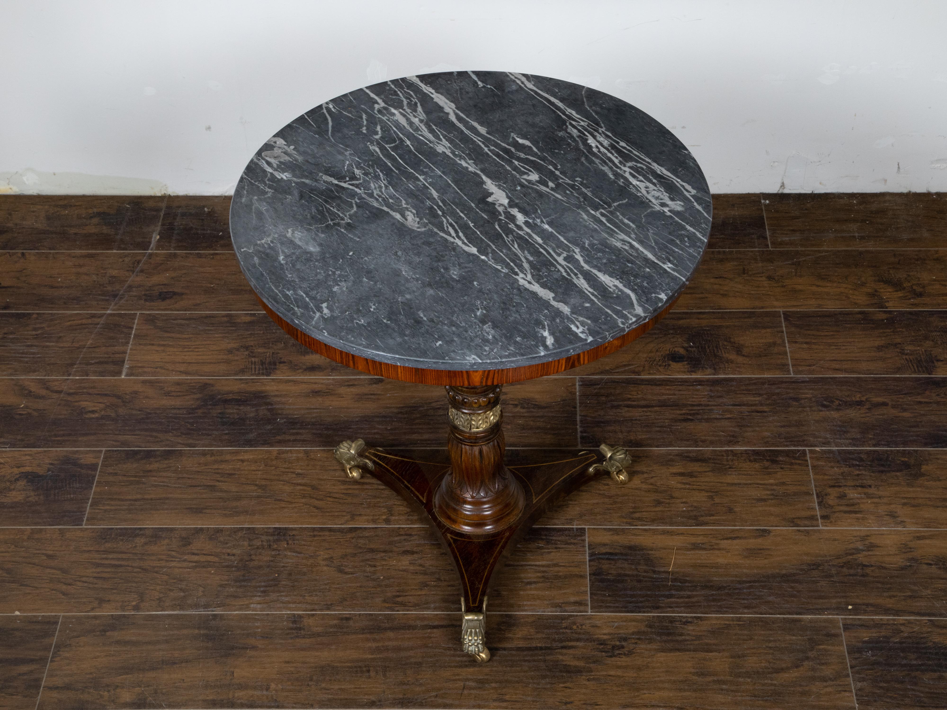 Table d'appoint en acajou de la période Régence anglaise du 19e siècle avec plateau en marbre gris Bon état - En vente à Atlanta, GA