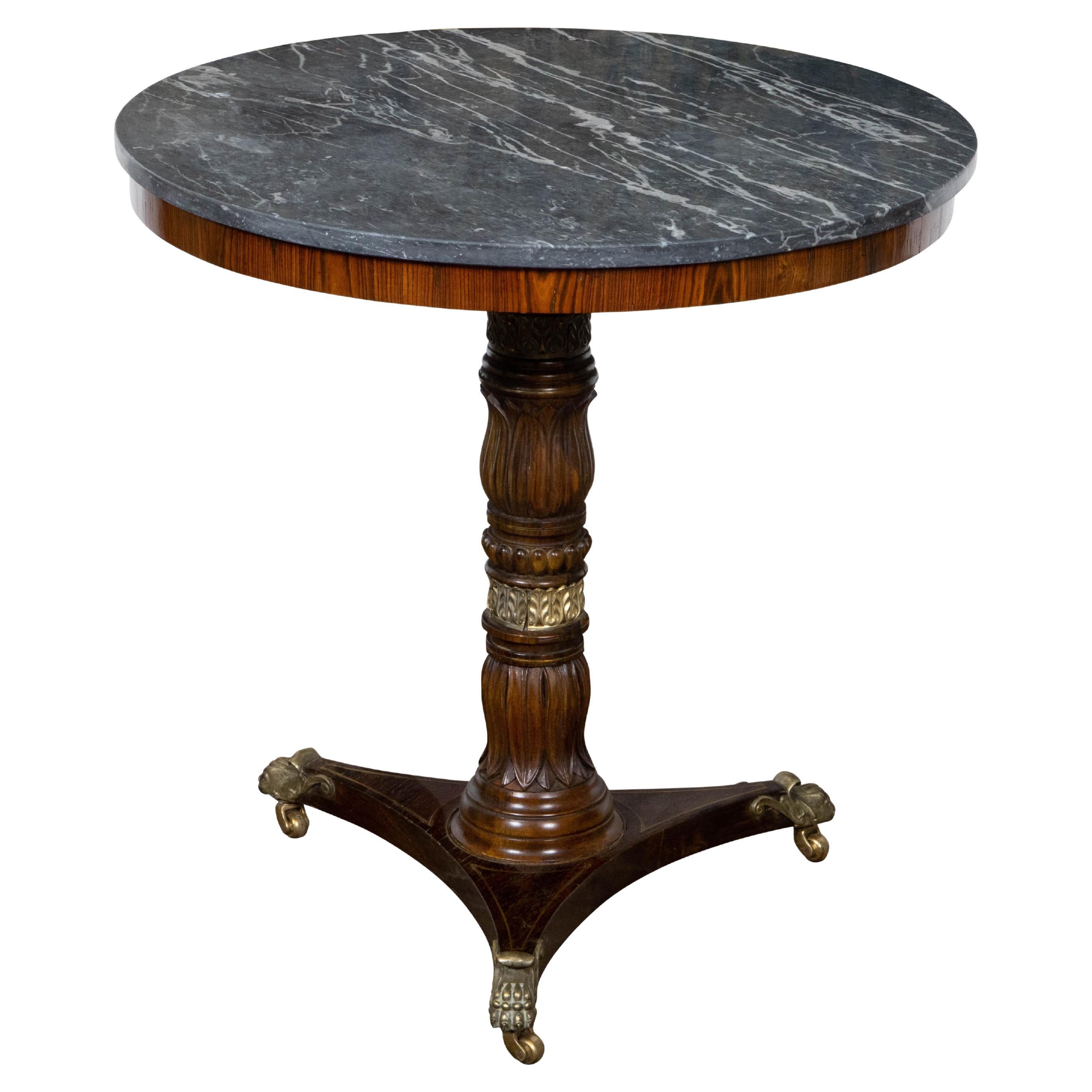 Table d'appoint en acajou de la période Régence anglaise du 19e siècle avec plateau en marbre gris