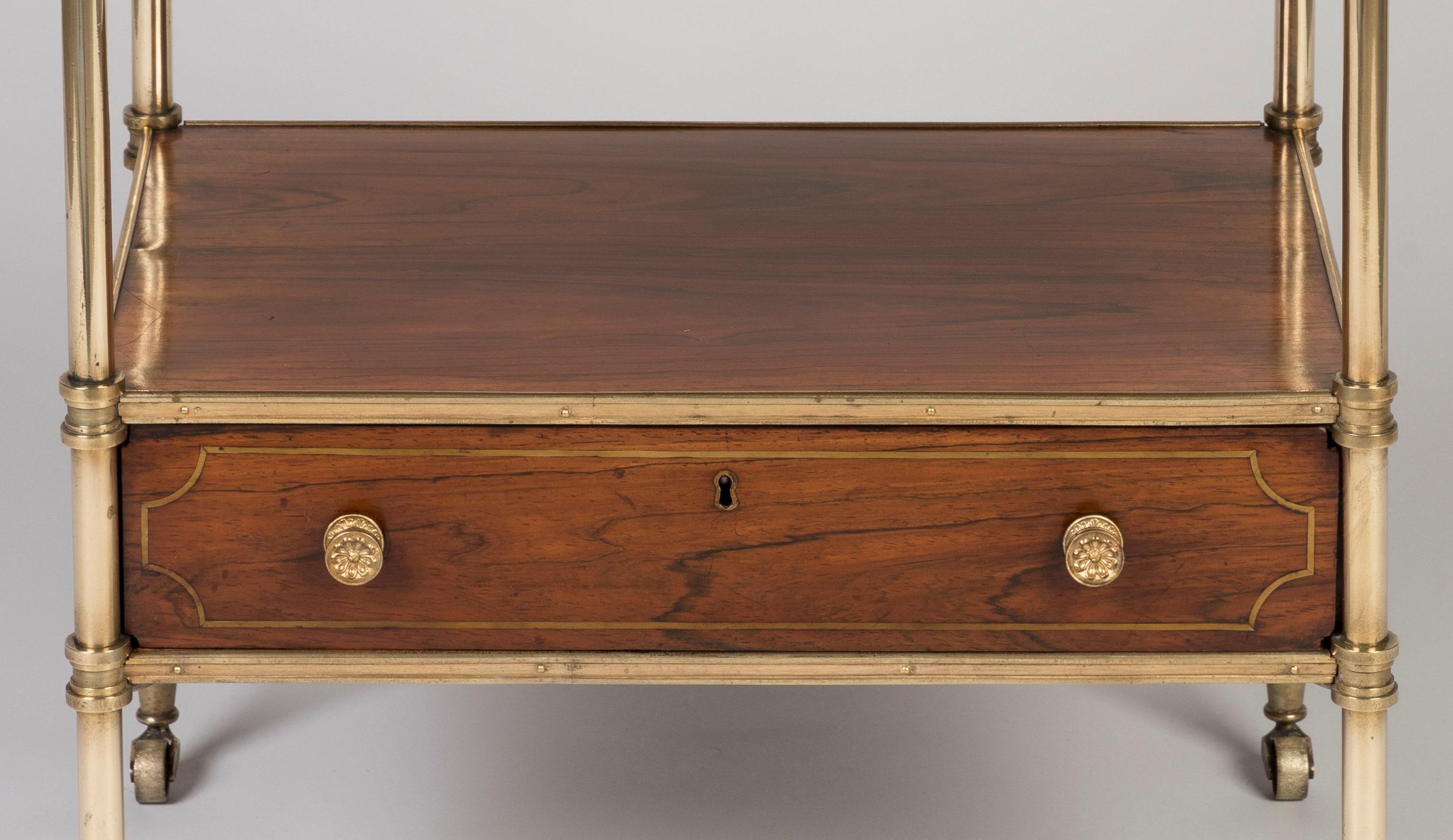 Étagère à 4 niveaux Goncalo Alves & Whatnot en laiton d'époque Régence anglaise Bon état - En vente à London, GB