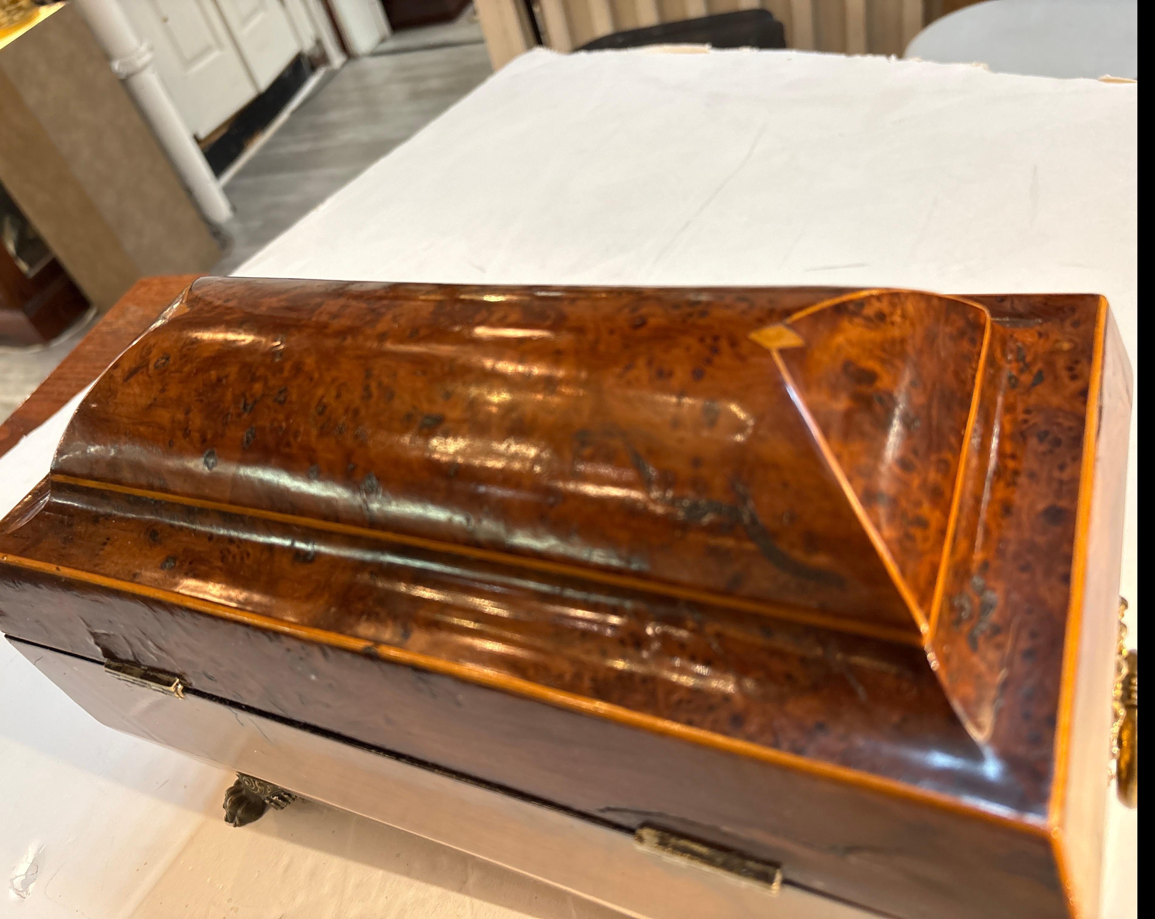 Boîte à thé en bois d'Amboyna d'époque Régence anglaise Bon état - En vente à Lambertville, NJ
