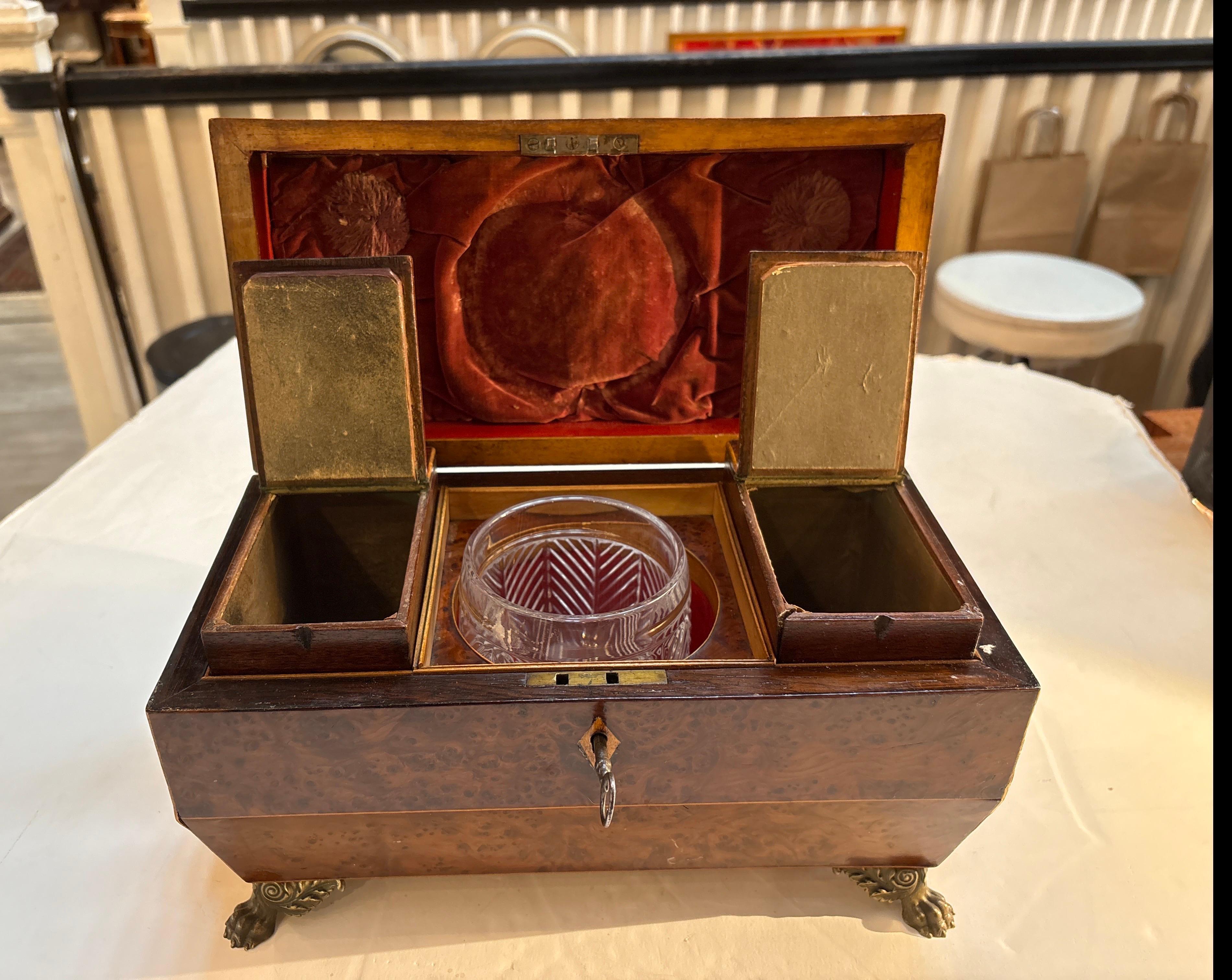 Laiton Boîte à thé en bois d'Amboyna d'époque Régence anglaise en vente