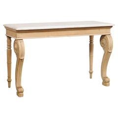 Console anglaise d'époque Régence en bois blanchi avec plateau en marbre et pieds sculptés en volute