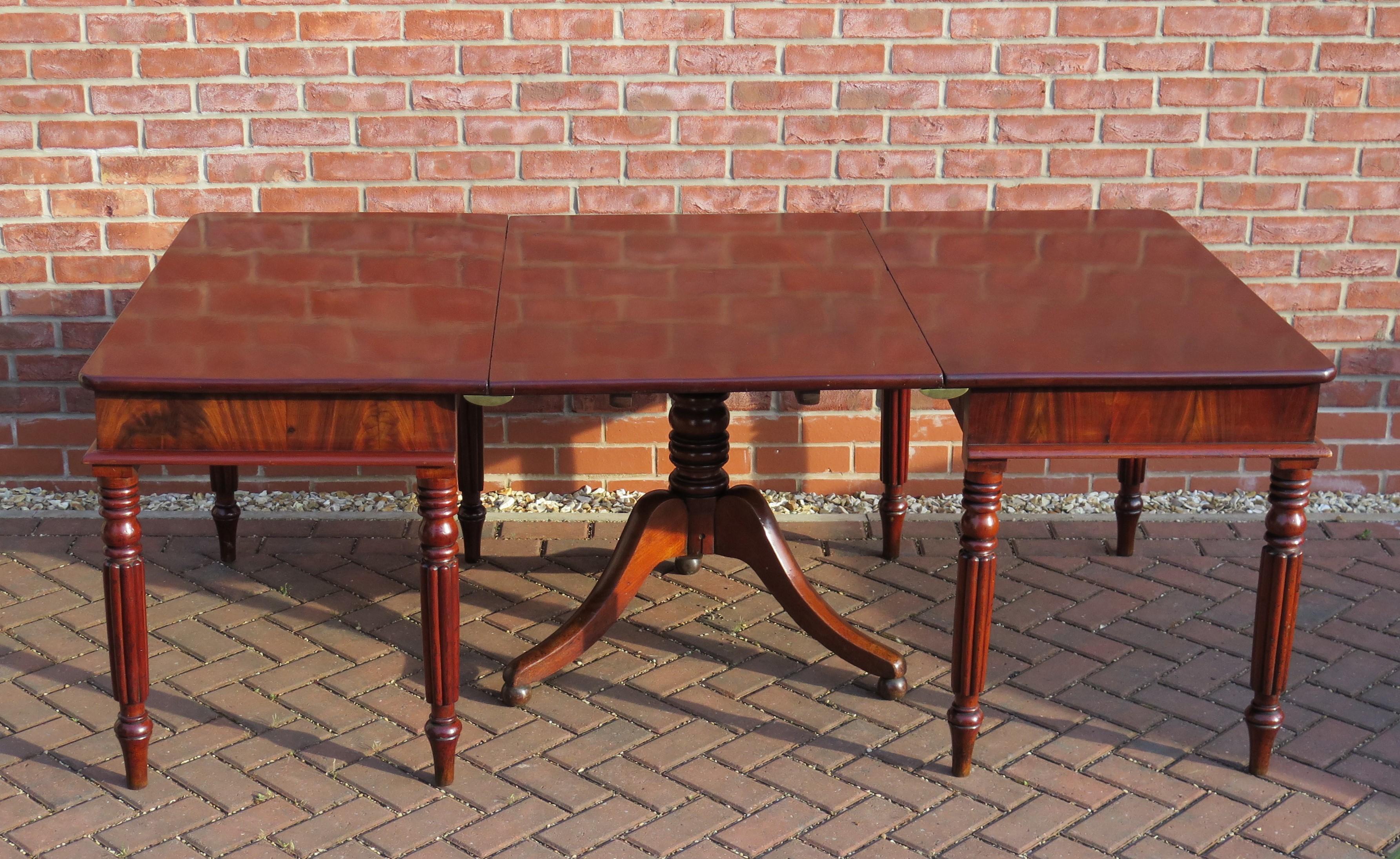 English Regency Period Extending Dining Table with centre pedestal,  Circa 1810 For Sale 7