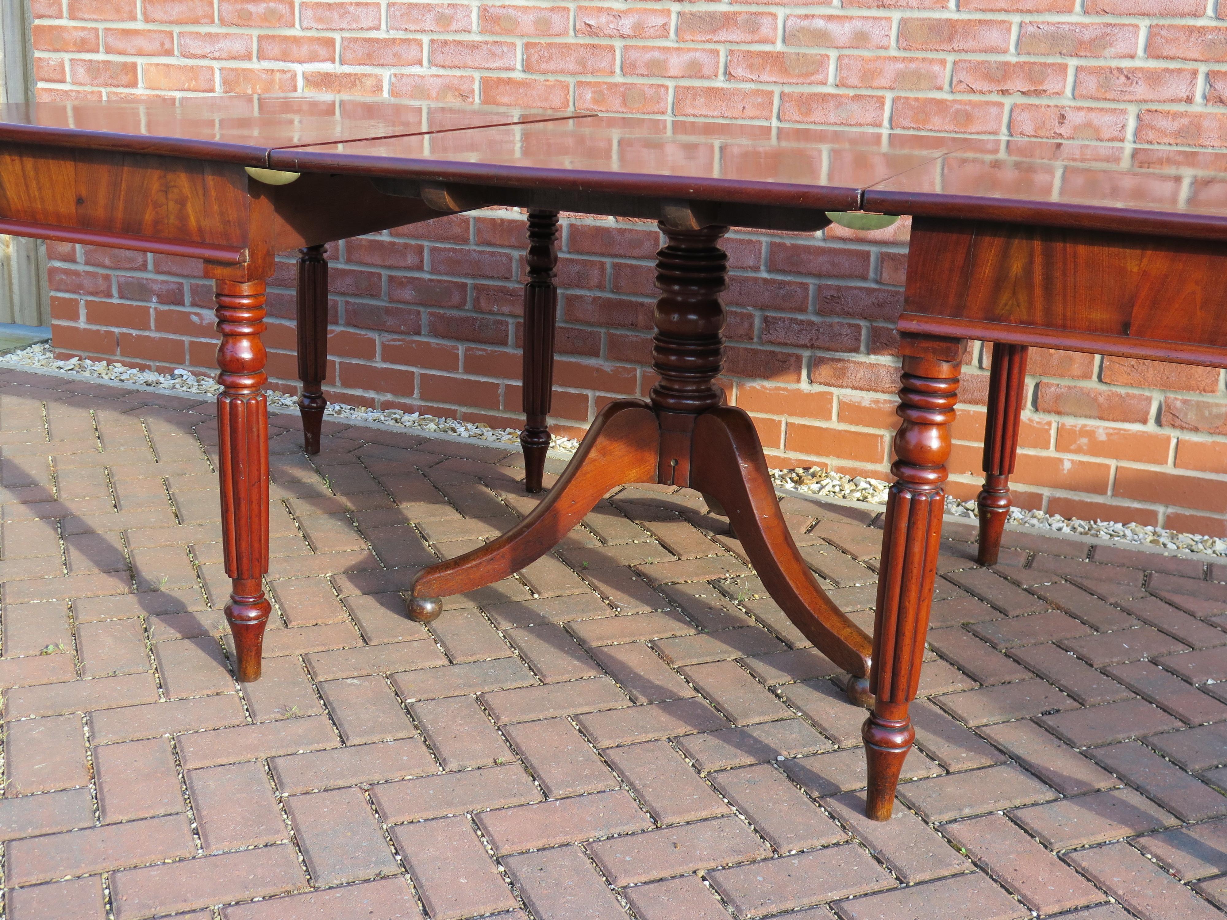 English Regency Period Extending Dining Table with centre pedestal,  Circa 1810 For Sale 9