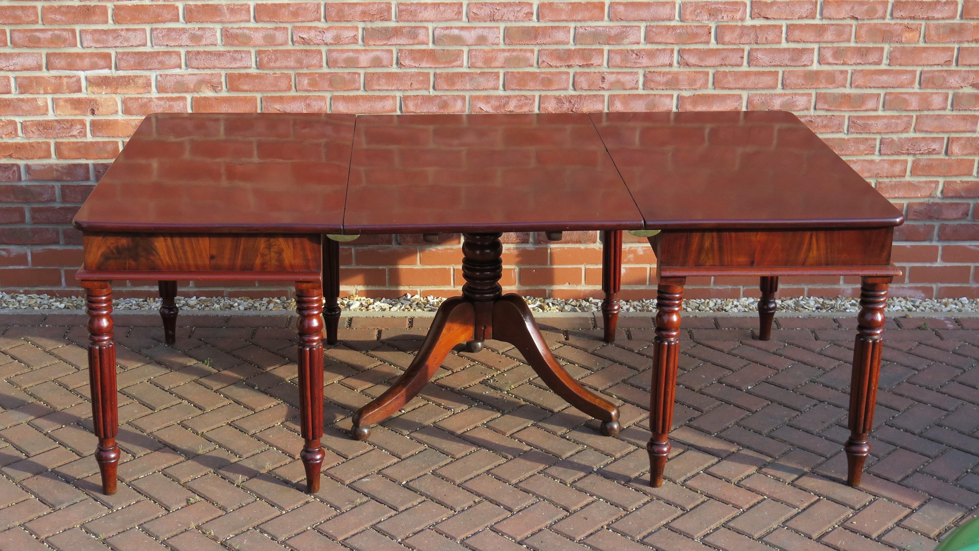 English Regency Period Extending Dining Table with centre pedestal,  Circa 1810 For Sale 10