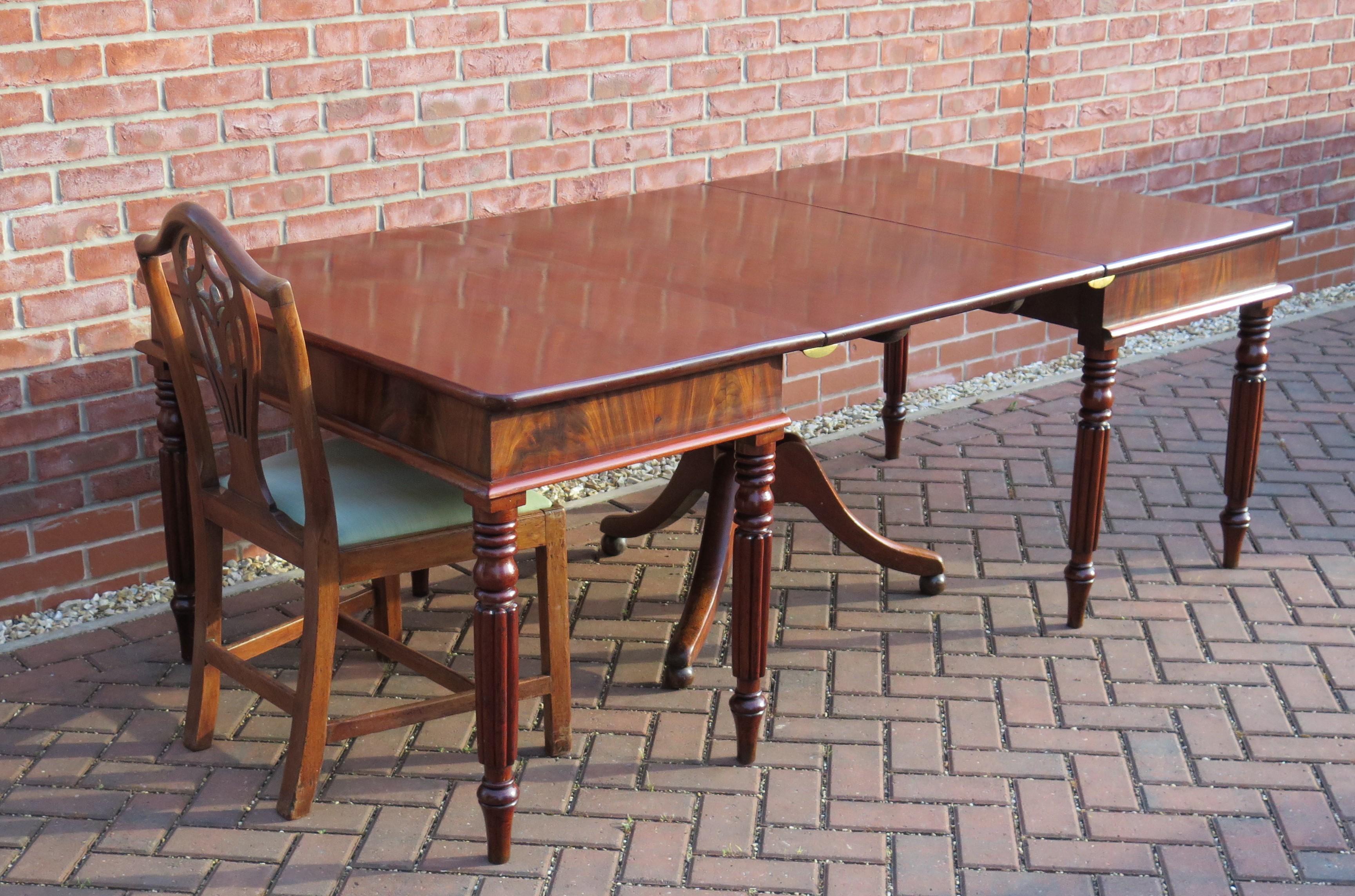 English Regency Period Extending Dining Table with centre pedestal,  Circa 1810 For Sale 12