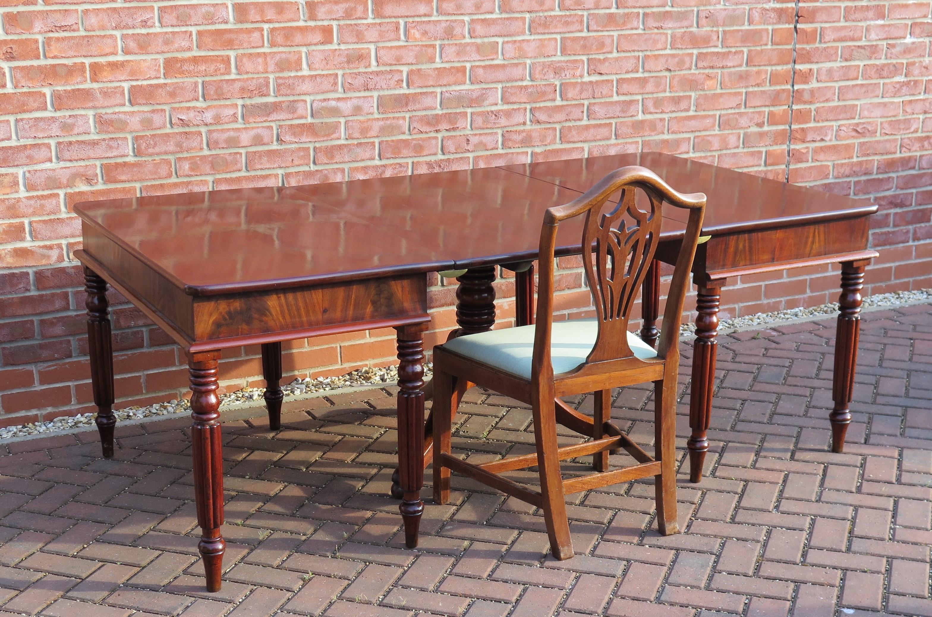 Hand-Crafted English Regency Period Extending Dining Table with centre pedestal,  Circa 1810 For Sale